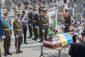 У Львові поховали азовця Олега «Ватсона» Кремеза. Сотні містян прийшли віддати шану полеглому медику