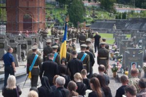 У Львові поховали азовця Олега «Ватсона» Кремеза. Сотні містян прийшли віддати шану полеглому медику