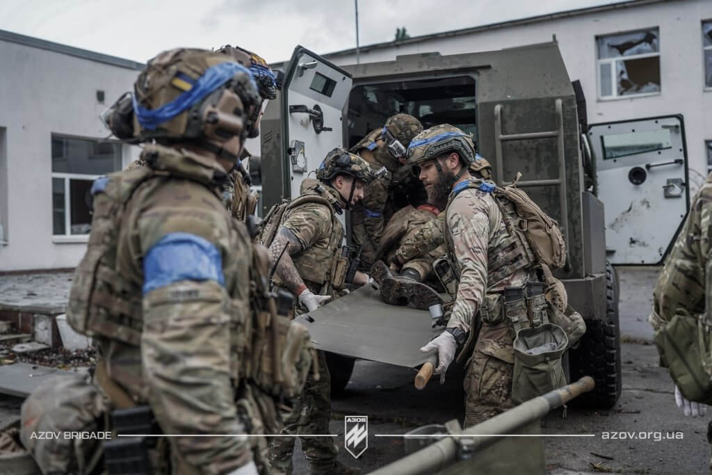 Піхота «Азову» допомагає з евакуацією поранених
