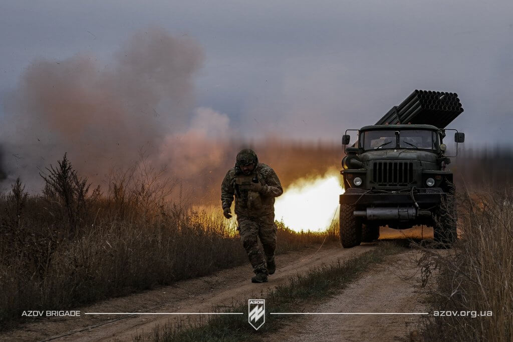 Бійці бригади «Азов» працюють на БМ-21 «Град»