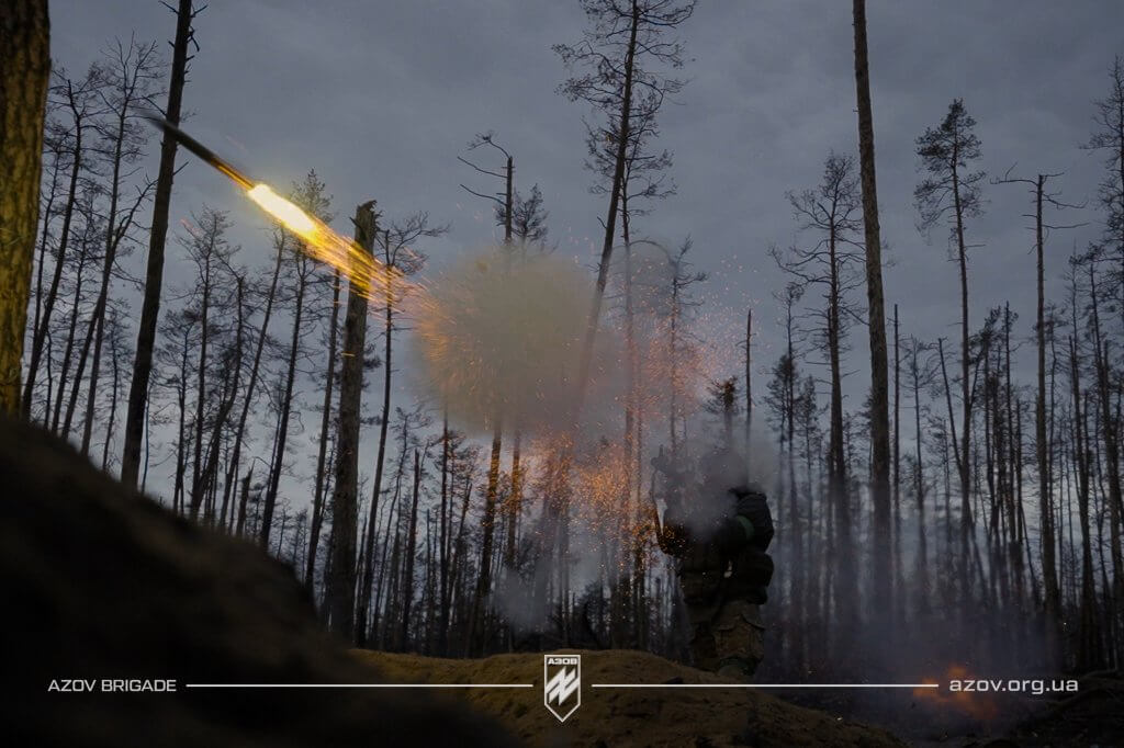 Піхотинець «Азову» стріляє з РПГ за 150 м від ворожих позицій