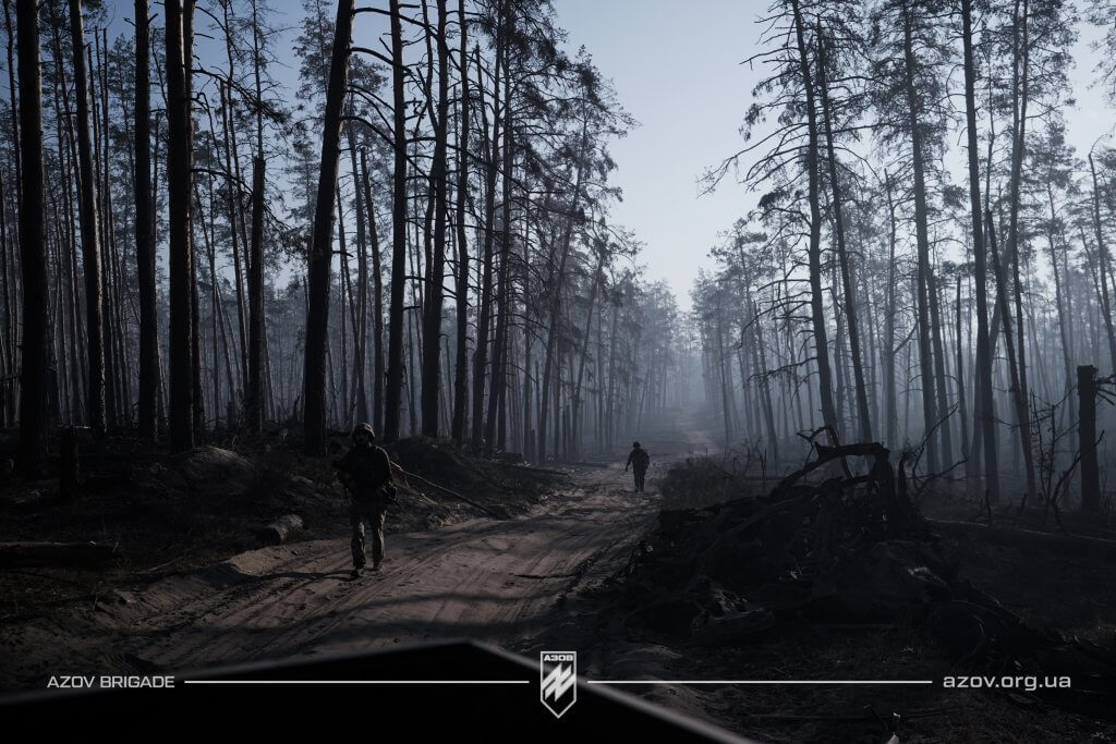 Піхота бригади «Азов» повертається з позицій у Кремінському лісі