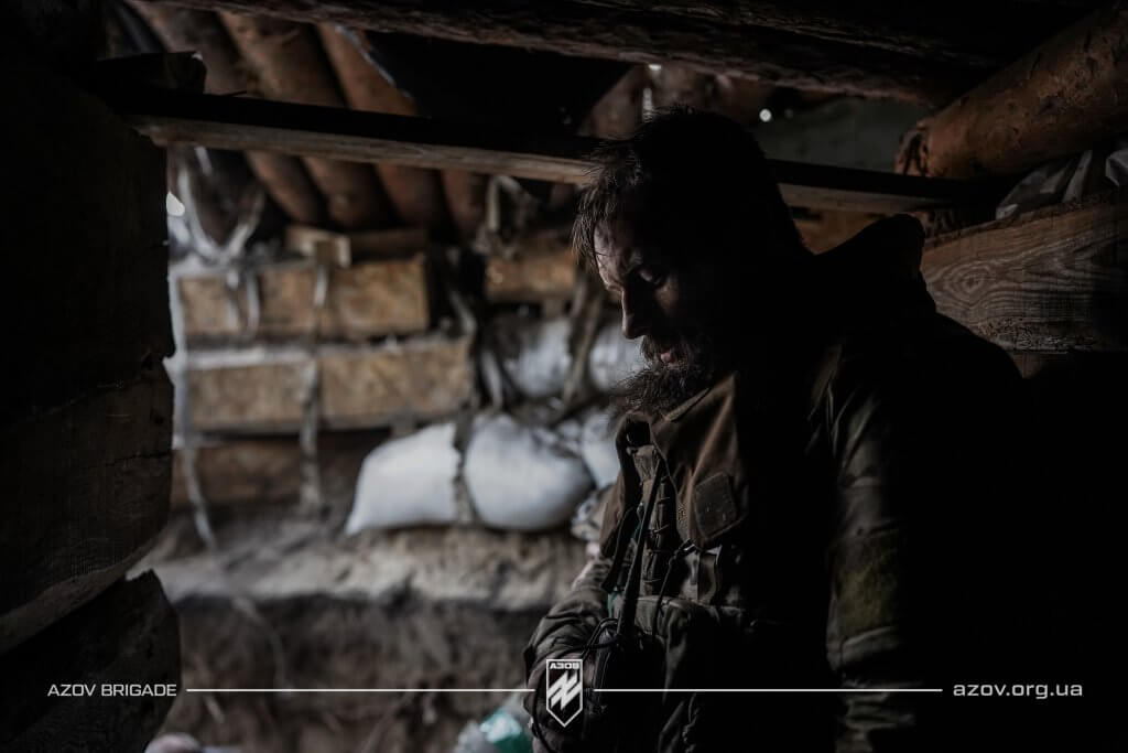 Піхотинець бригади «Азов» після важких нічних боїв у лісі