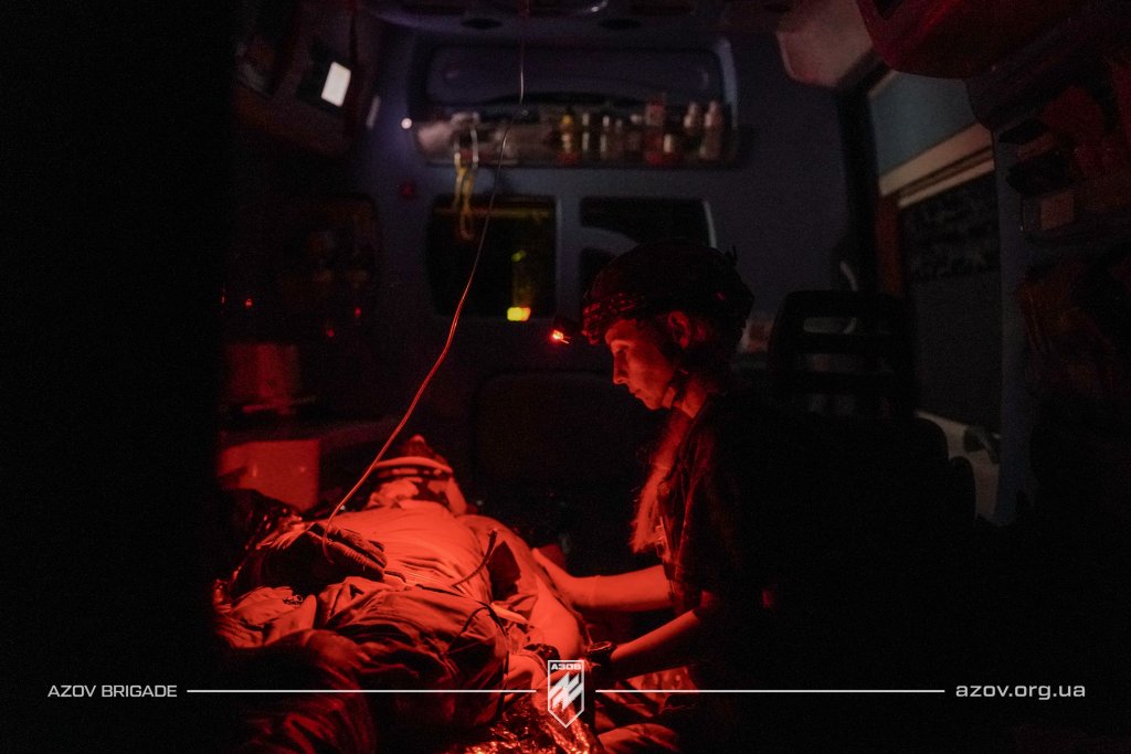 Медик «Азову» зі стабілізованим пораненим в медеваку
