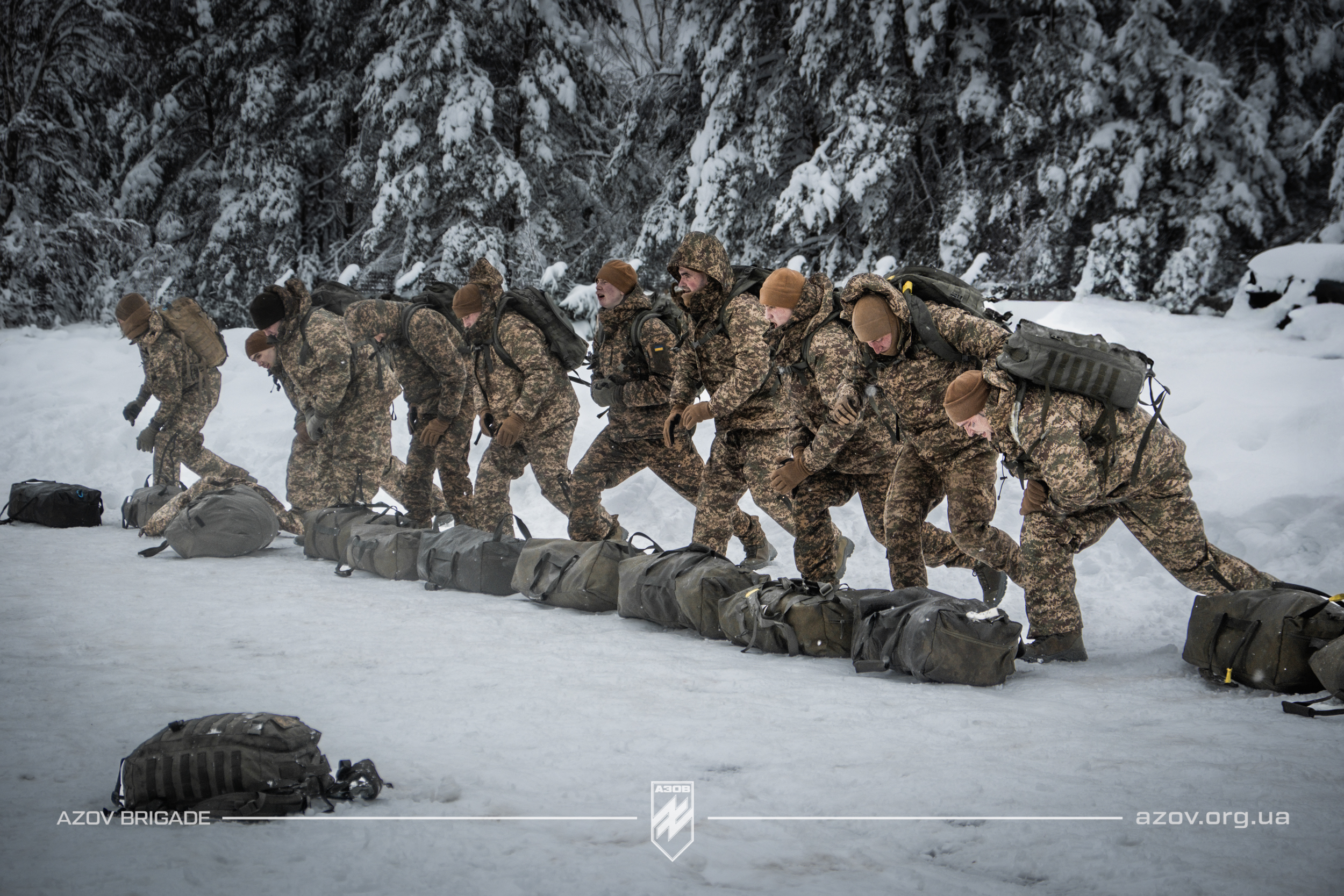 Рекрути 12-ої бригади спеціального призначення «Азов» проходять випробування зимового «нульового» дня на БКБП за кордоном.