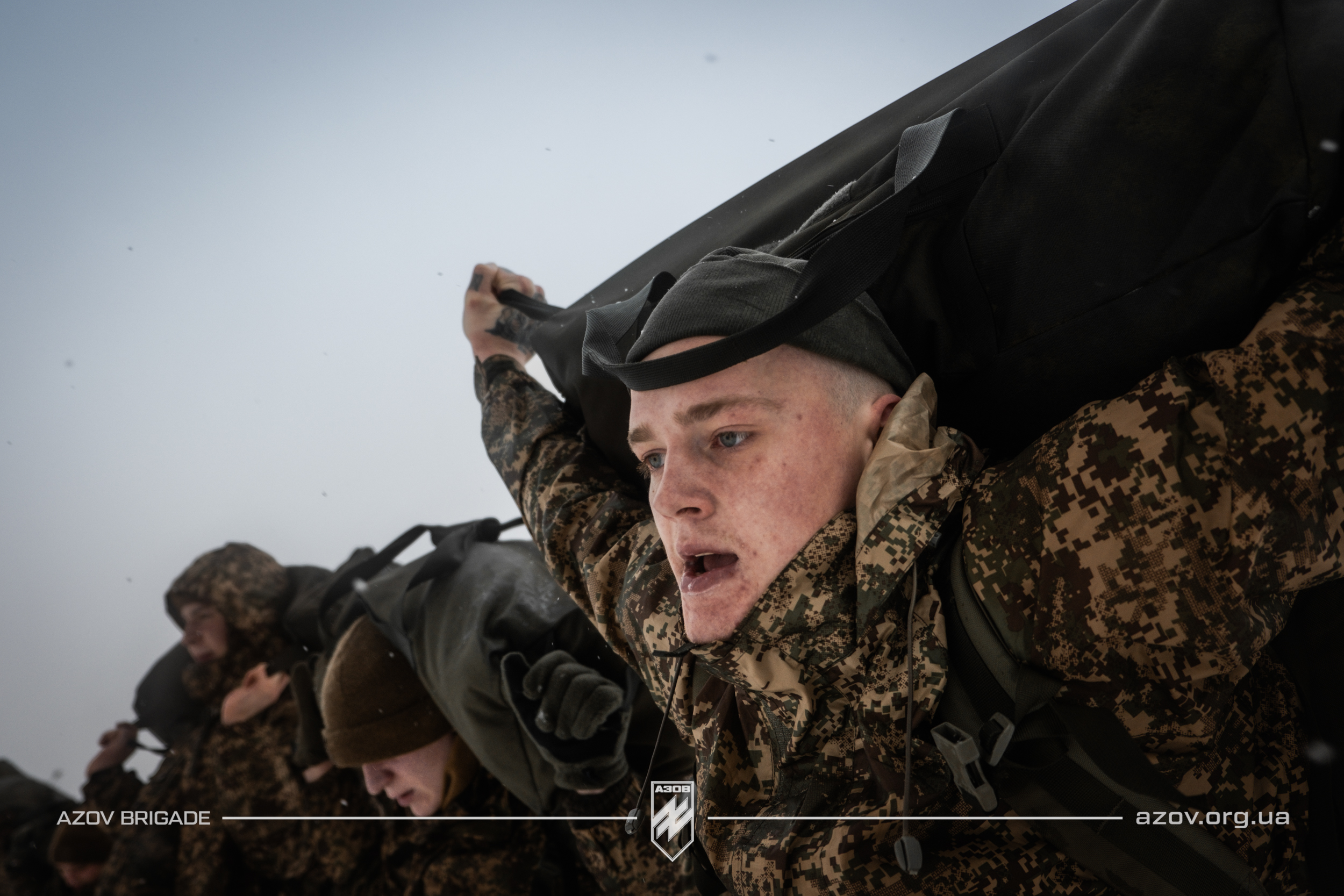 Рекрути 12-ої бригади спеціального призначення «Азов» проходять випробування зимового «нульового» дня на БКБП за кордоном.