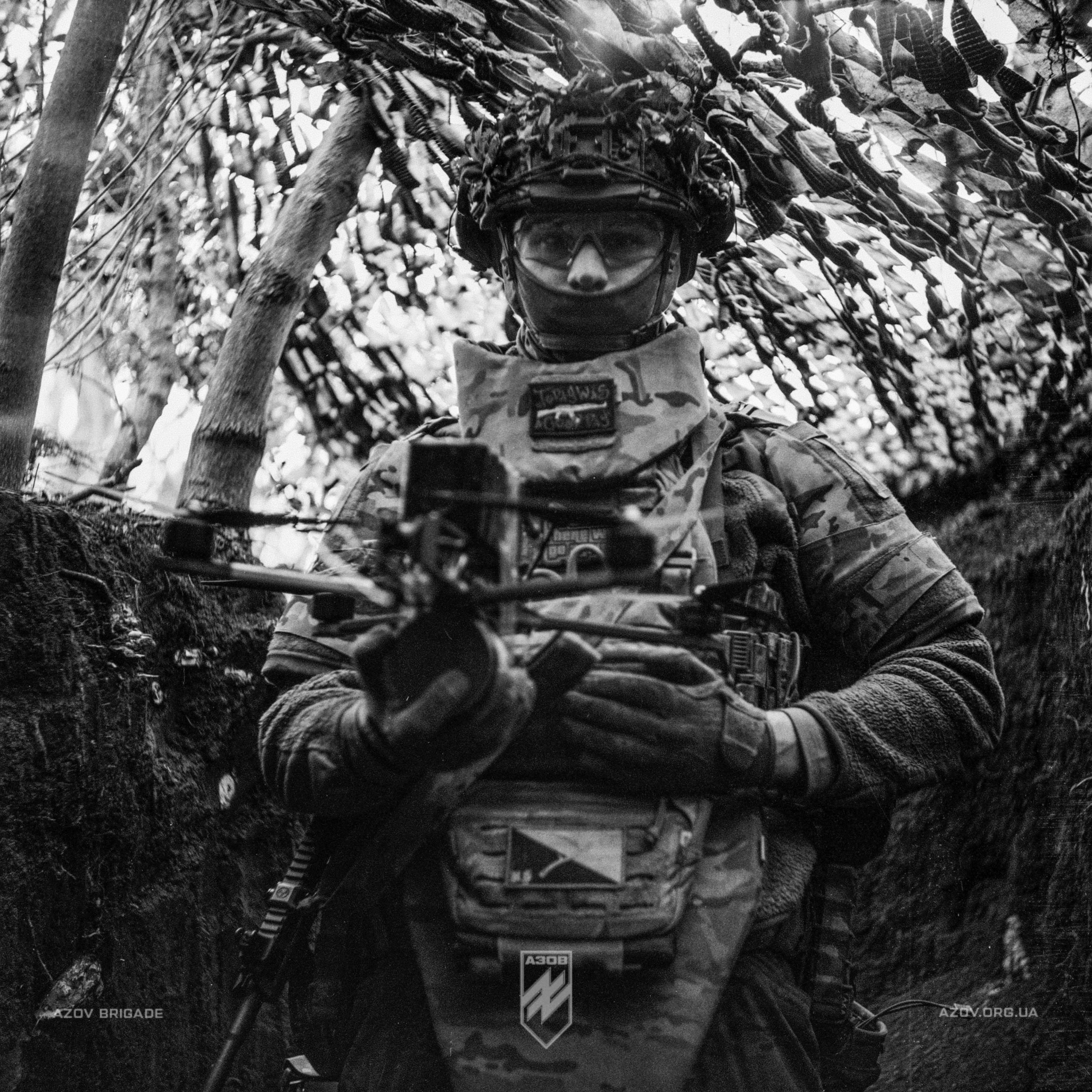 На світлинах – бійці 12-ої бригади спеціального призначення «Азов» в об'єктиві середньоформатної Yashica D.