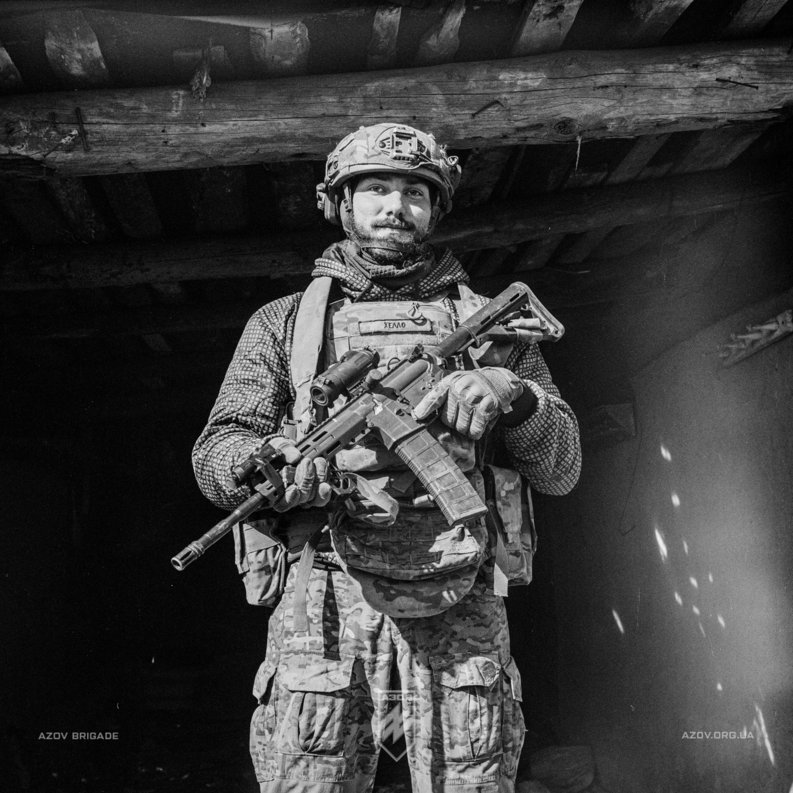 На світлинах – бійці 12-ої бригади спеціального призначення «Азов» в об'єктиві середньоформатної Yashica D.