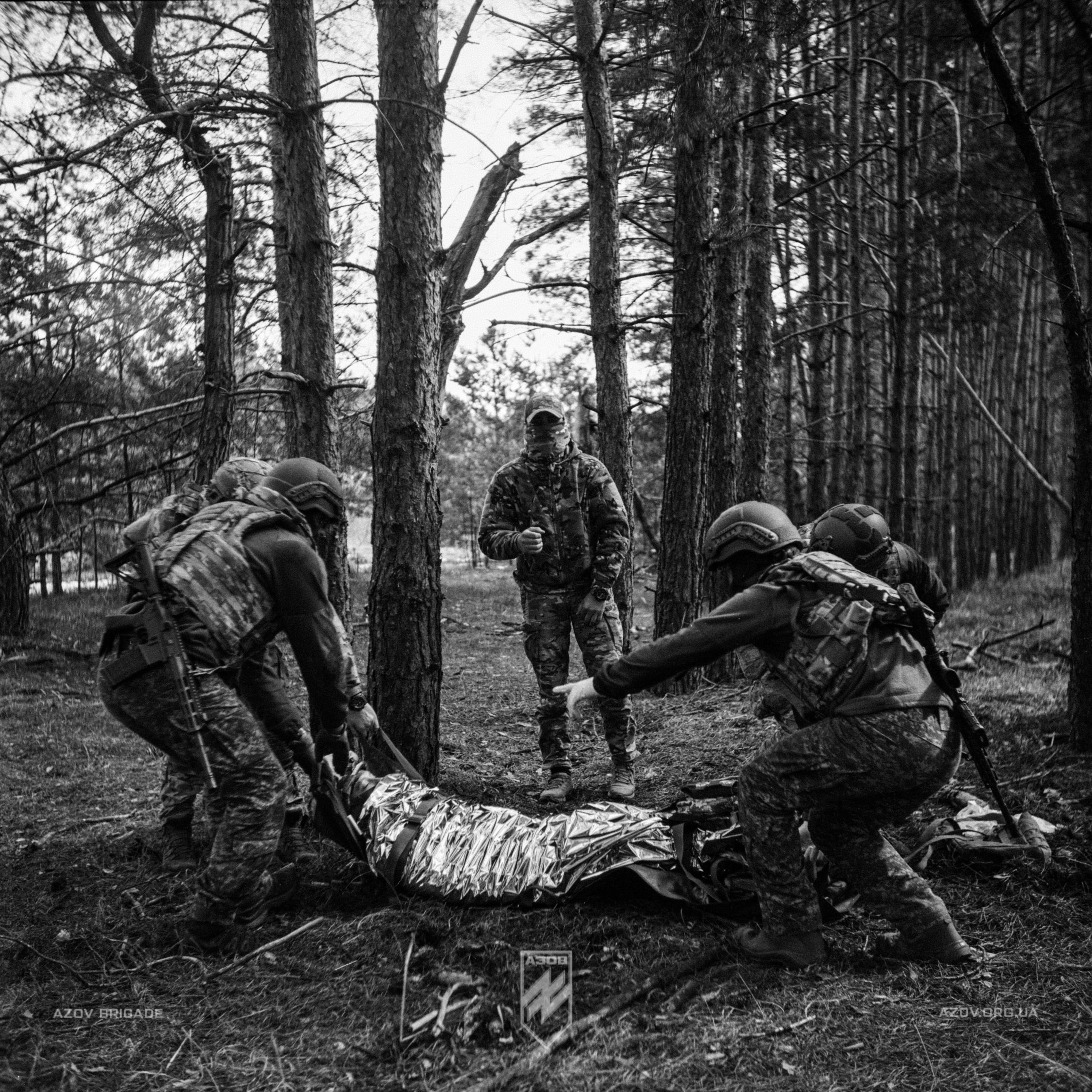 На світлинах – бійці 12-ої бригади спеціального призначення «Азов» в об'єктиві середньоформатної Yashica D.