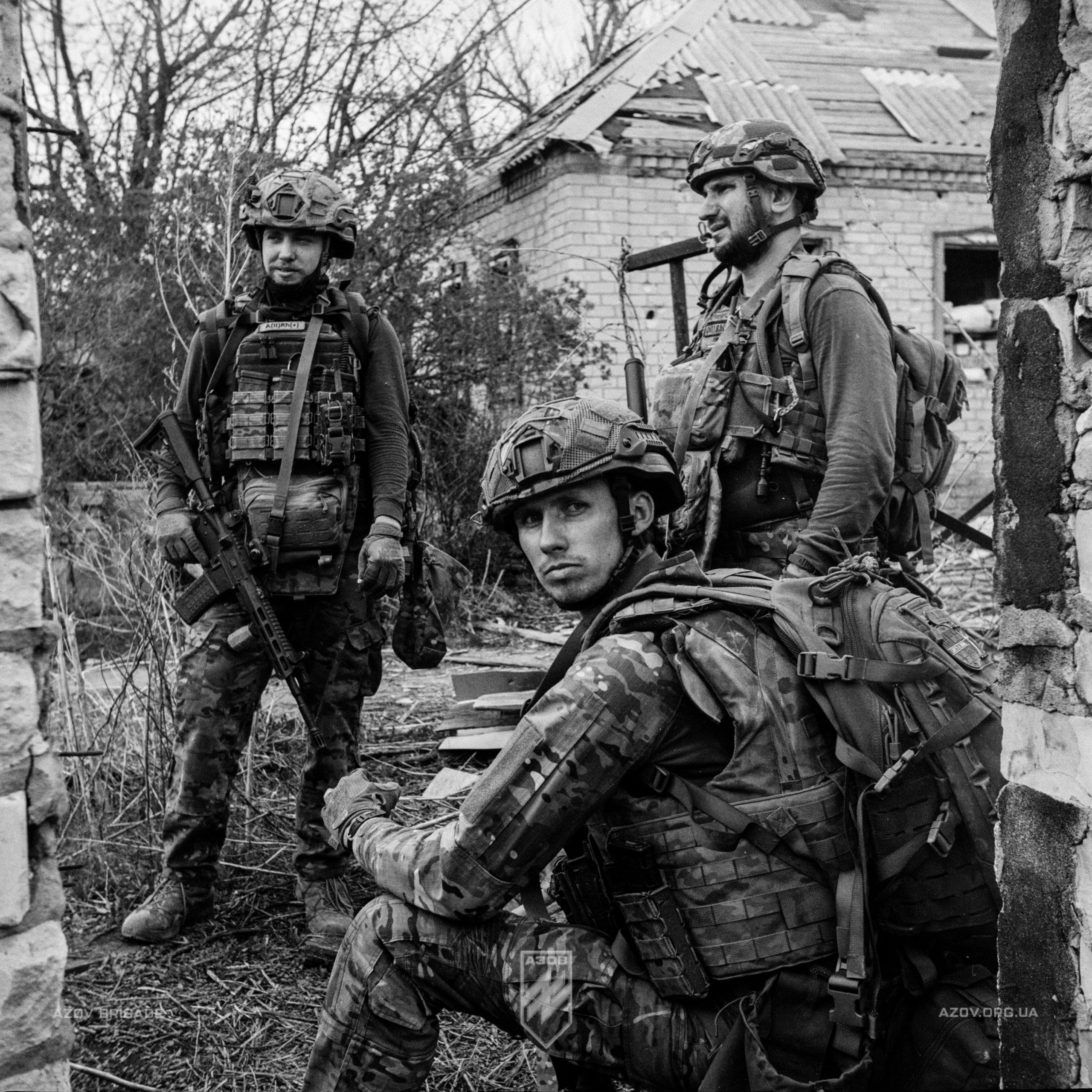 На світлинах – бійці 12-ої бригади спеціального призначення «Азов» в об'єктиві середньоформатної Yashica D.