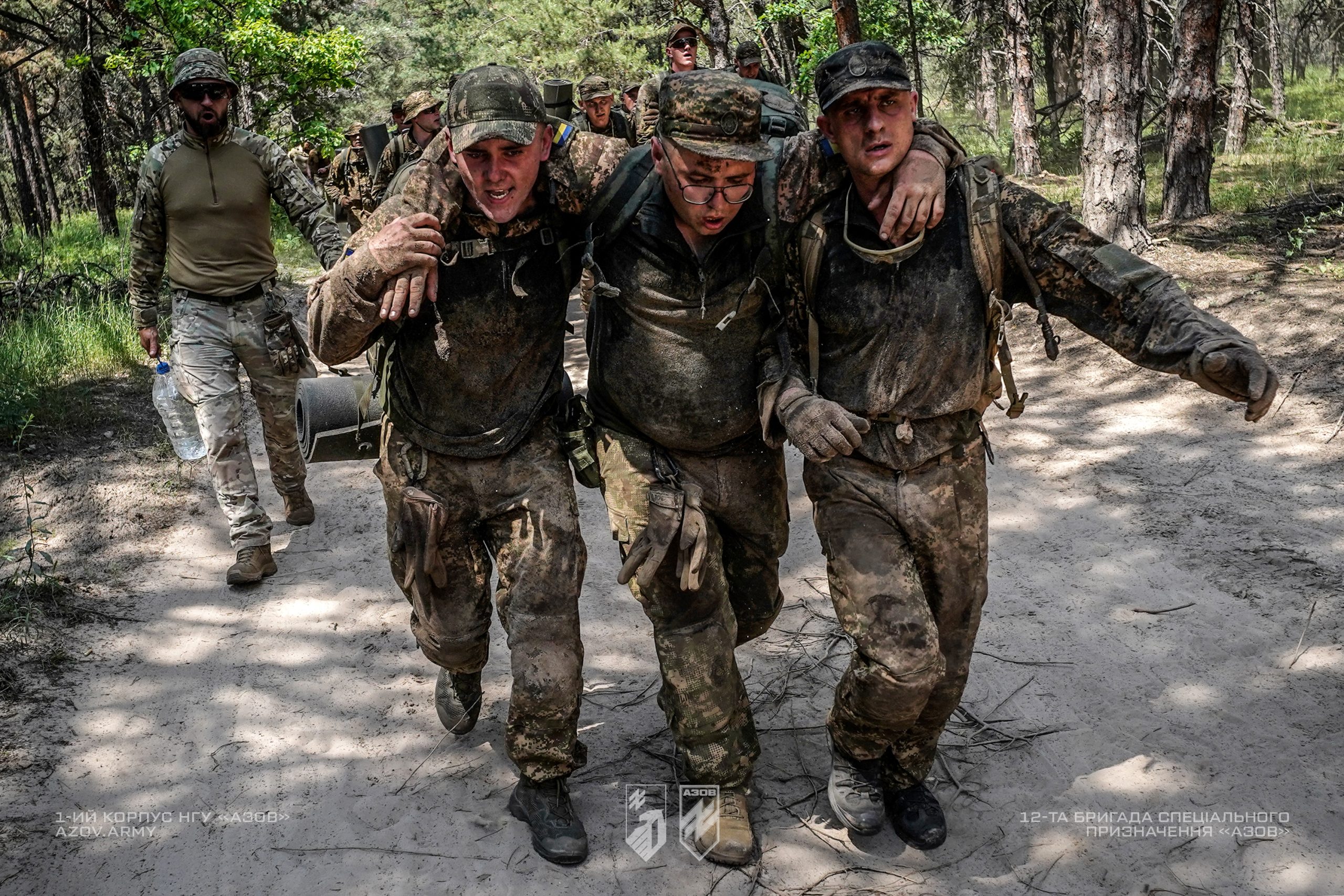 На світлинах – рекрути 12-ої бригади спеціального призначення «Азов» проходять випробування «нульового» дня базового курсу бойової підготовки.