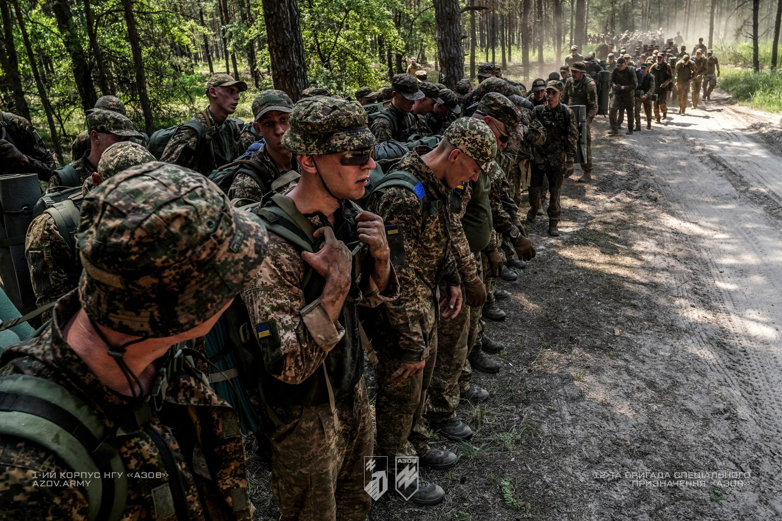 На світлинах – рекрути 12-ої бригади спеціального призначення «Азов» проходять випробування «нульового» дня базового курсу бойової підготовки.
