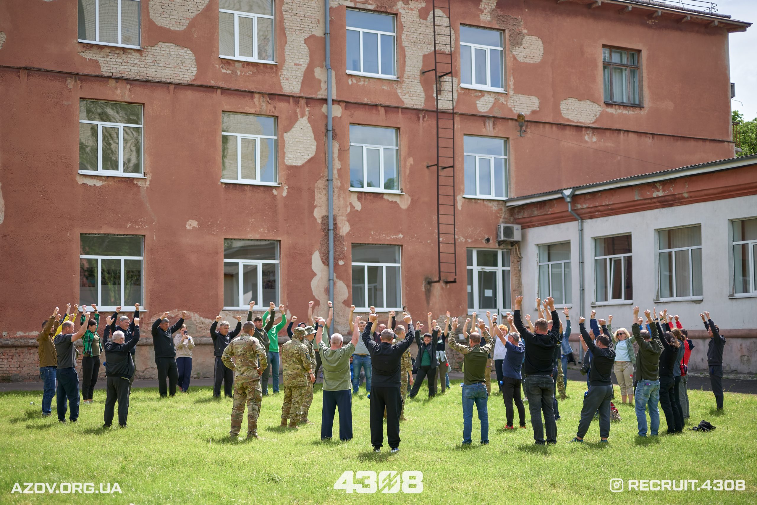 Інструктори 12-ї бригади «Азов» провели спеціальну практичну підготовку для 80 вчителів із різних областей України.