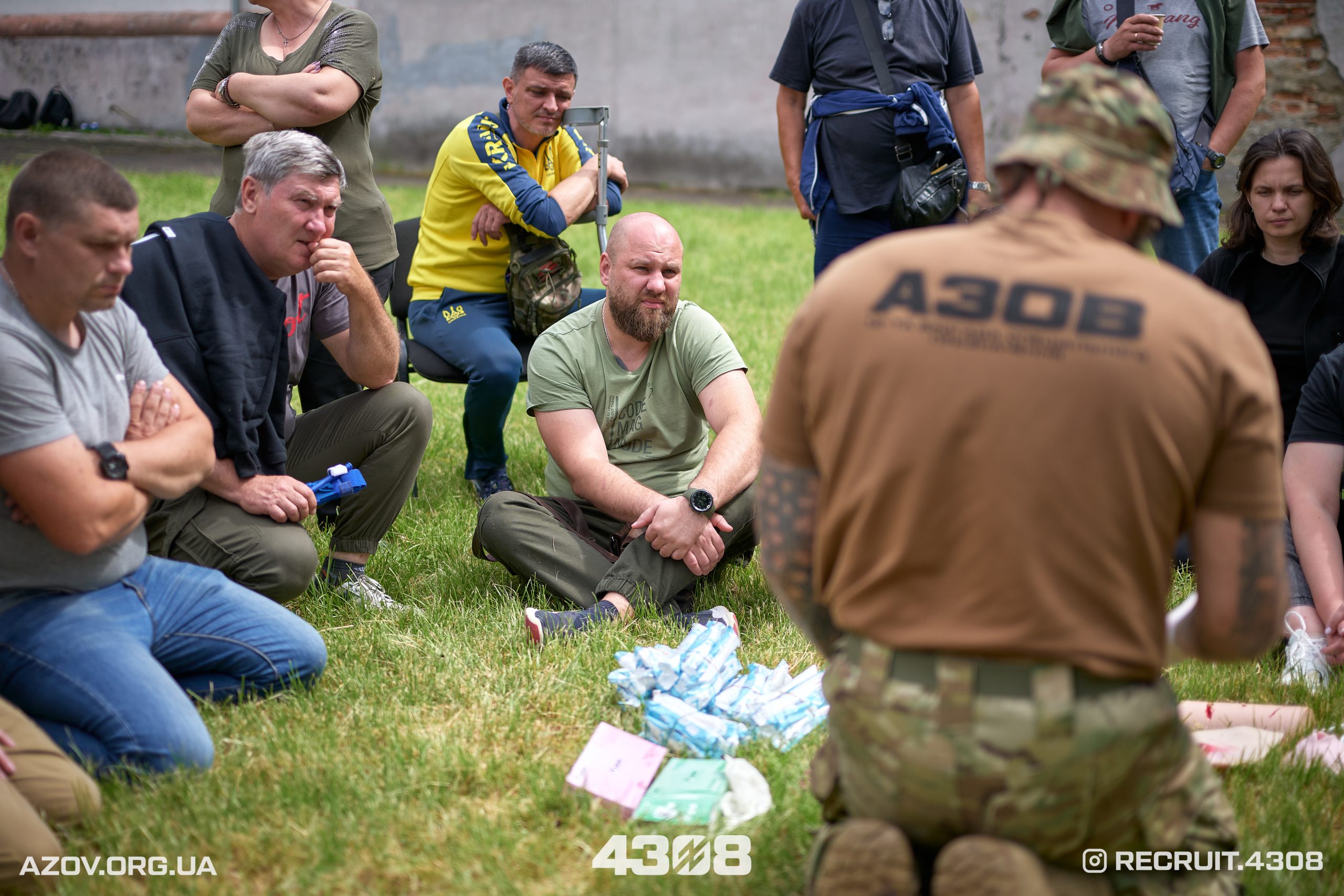 Інструктори 12-ї бригади «Азов» провели спеціальну практичну підготовку для 80 вчителів із різних областей України.