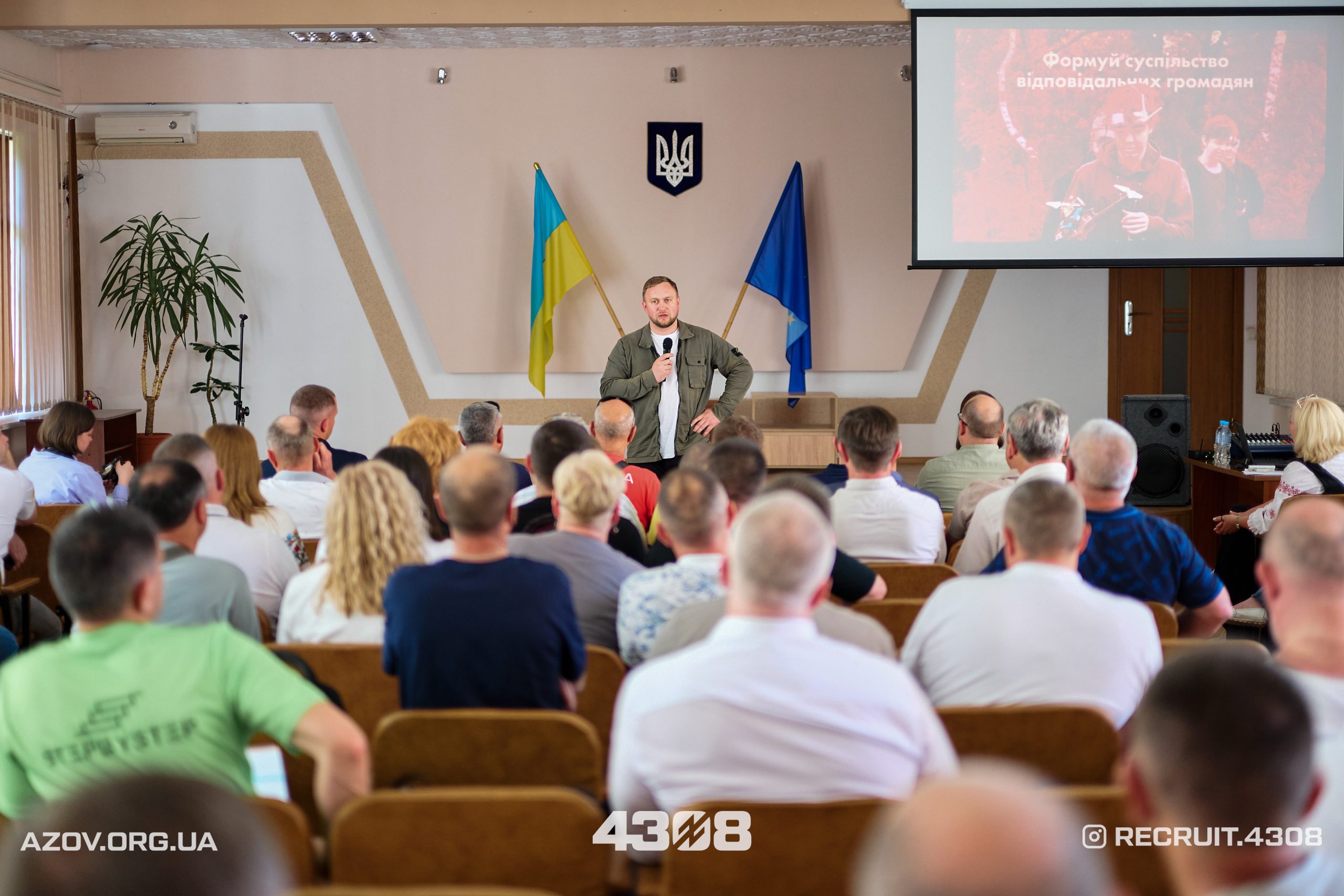Інструктори 12-ї бригади «Азов» провели спеціальну практичну підготовку для 80 вчителів із різних областей України.