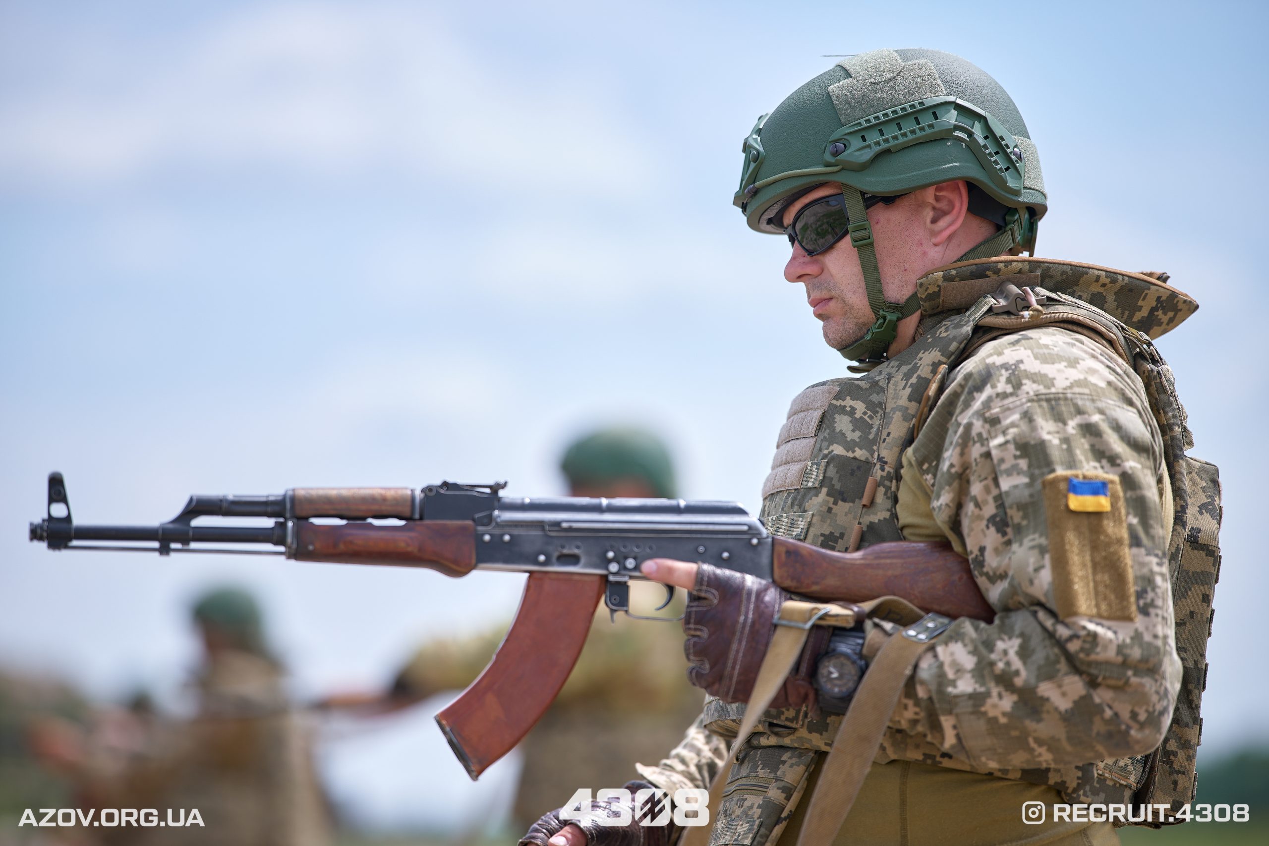 Інструктори 12-ї бригади «Азов» провели спеціальну практичну підготовку для 80 вчителів із різних областей України.