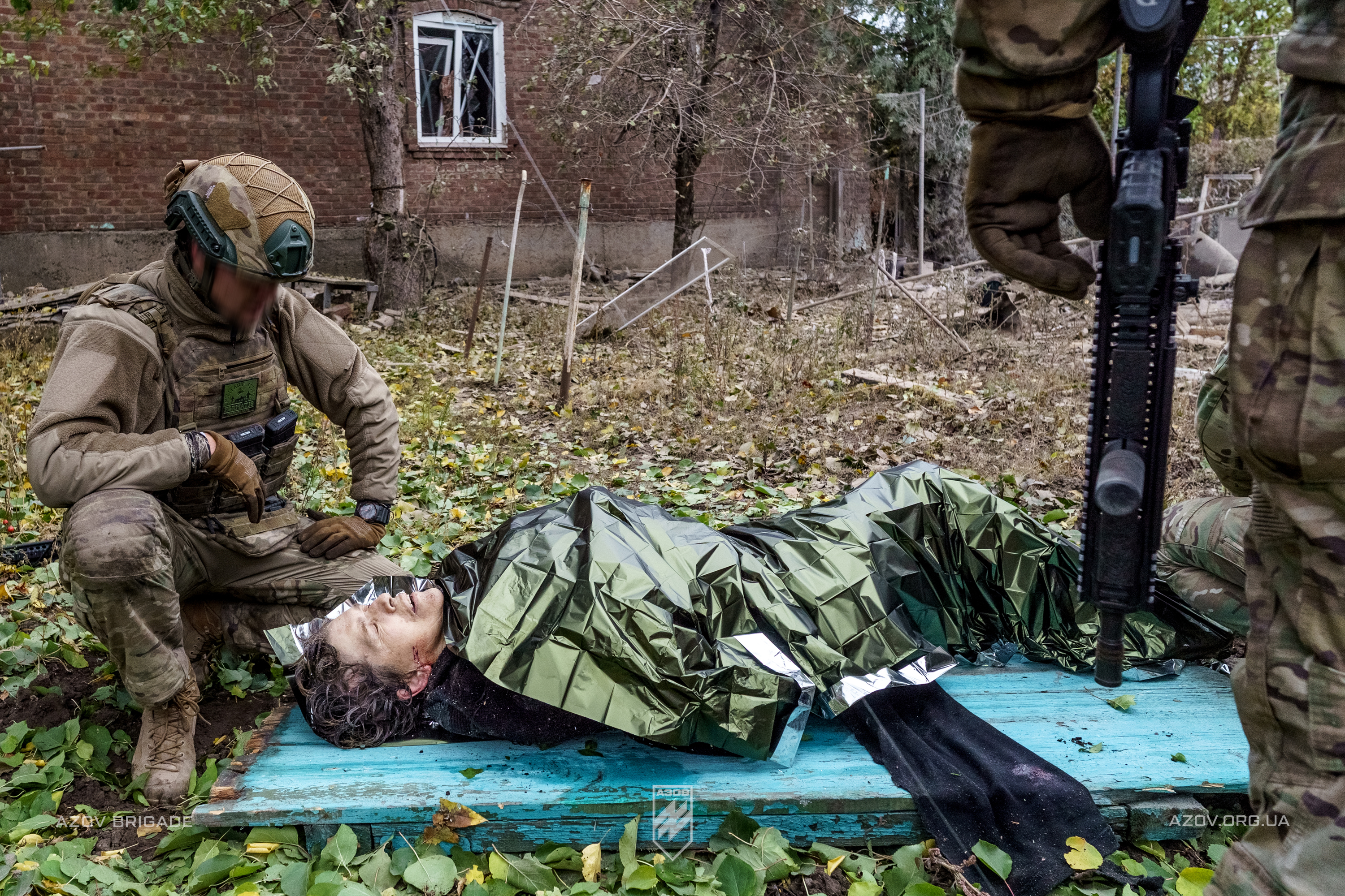 Азовці разом з бійцями бригади «Хижак» врятували жінку з-під завалів у Костянтинівці.