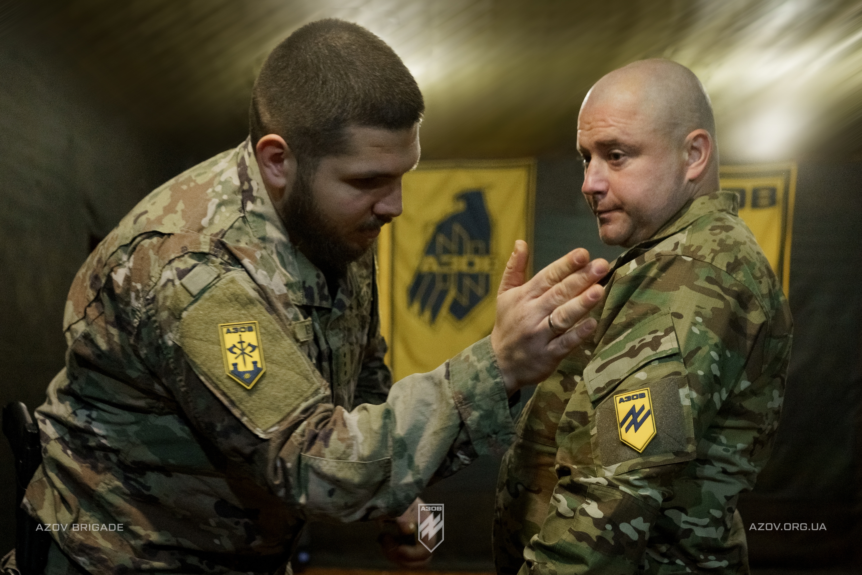 командир батальйону сил підтримки 12-ї бригади «азов» друг «вій» вручив бійцям батальйонні та бригадні шеврони