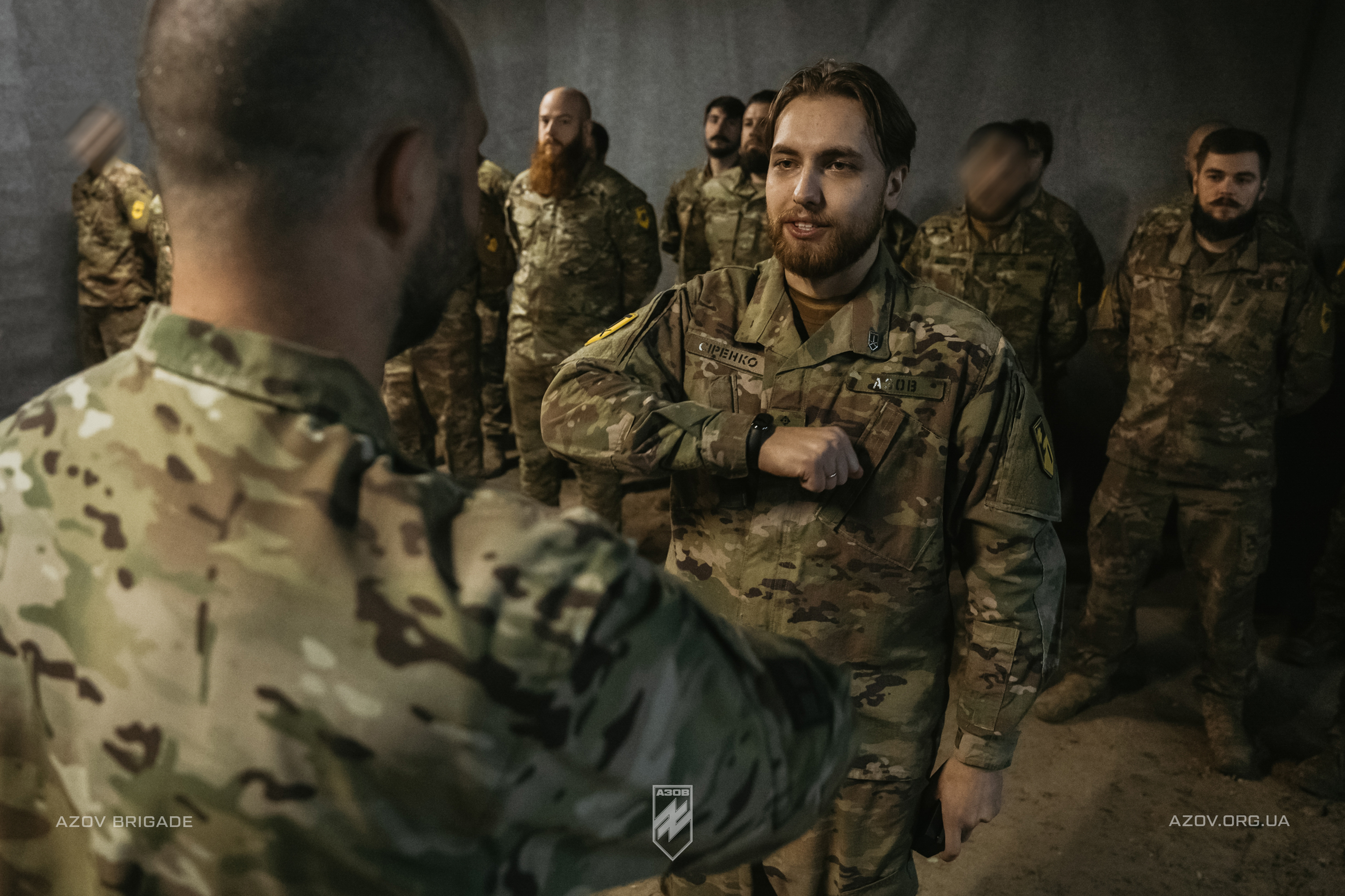 Бійці 1 батальйону 12-ї бригади «Азов» отримали шеврони і відзнаки.