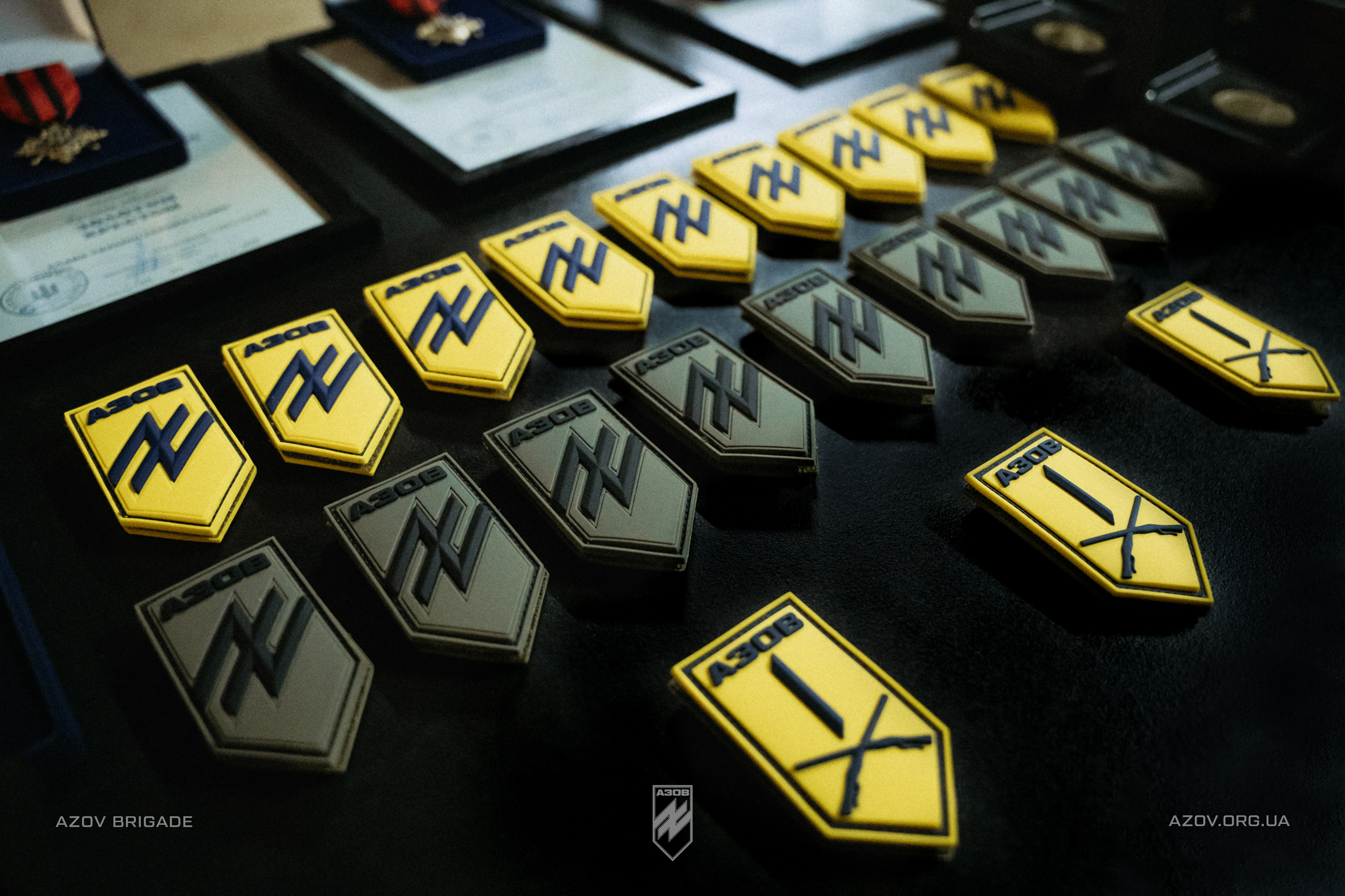 Бійці 1 батальйону 12-ї бригади «Азов» отримали шеврони і відзнаки.
