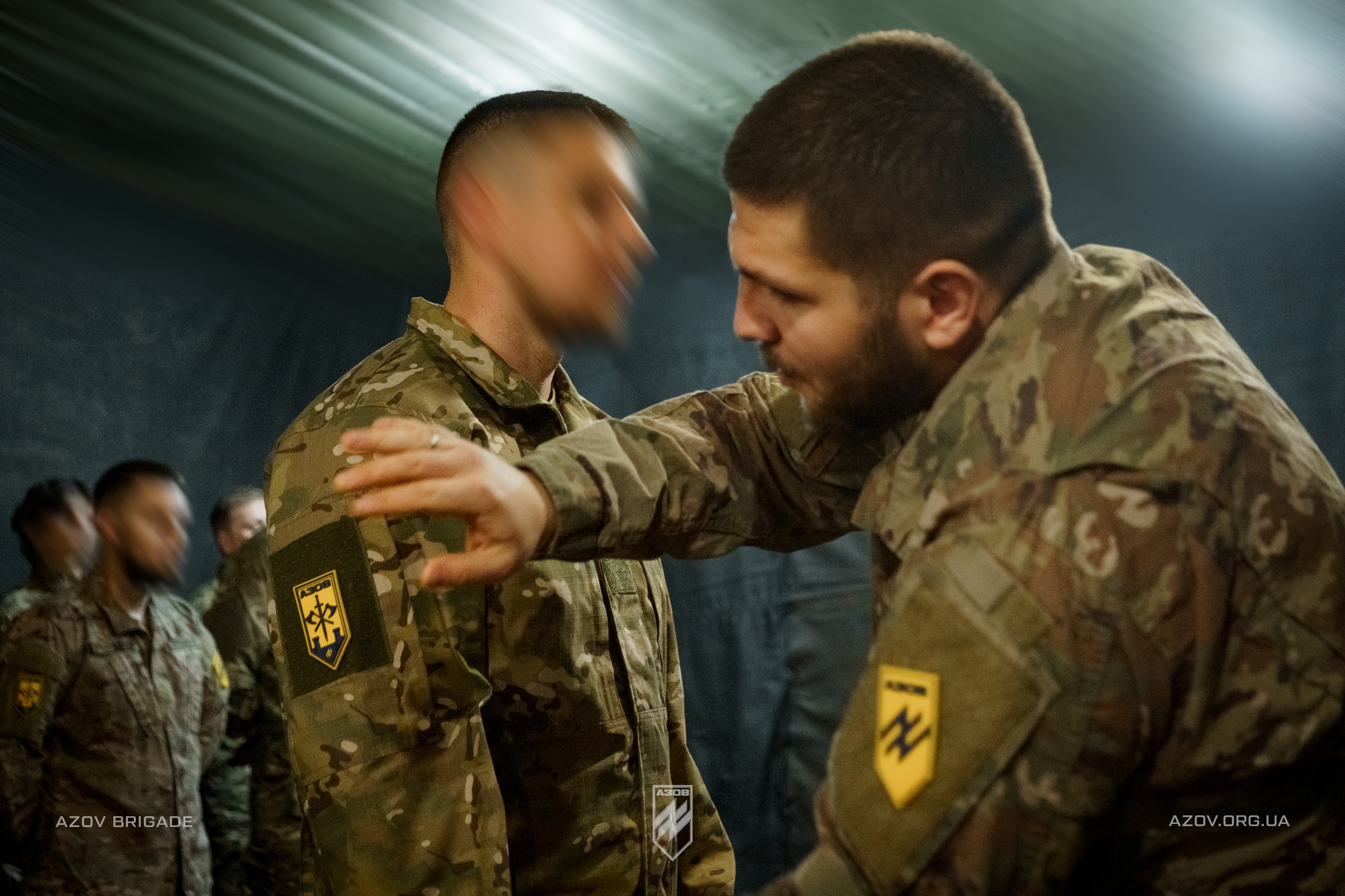 командир батальйону сил підтримки 12-ї бригади «азов» друг «вій» вручив бійцям батальйонні та бригадні шеврони