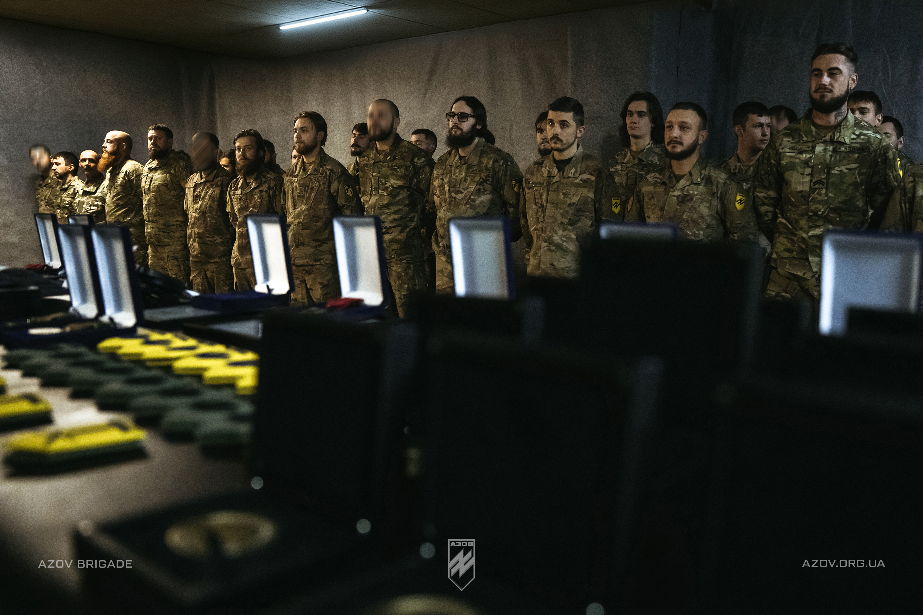 Бійці 1 батальйону 12-ї бригади «Азов» отримали шеврони і відзнаки.