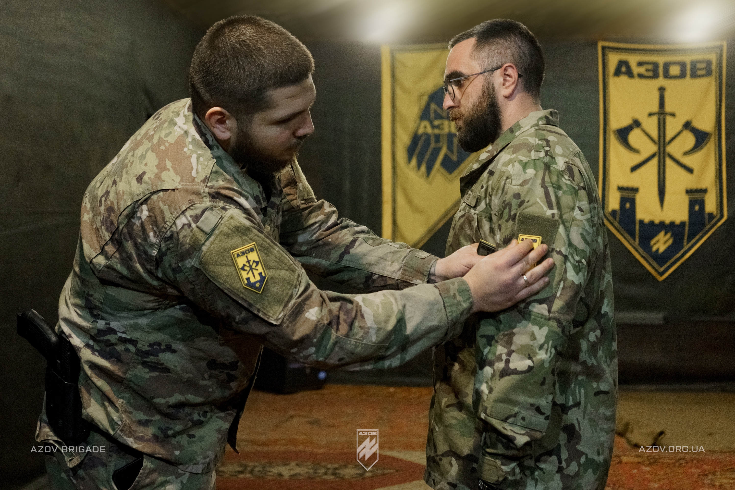 командир батальйону сил підтримки 12-ї бригади «азов» друг «вій» вручив бійцям батальйонні та бригадні шеврони