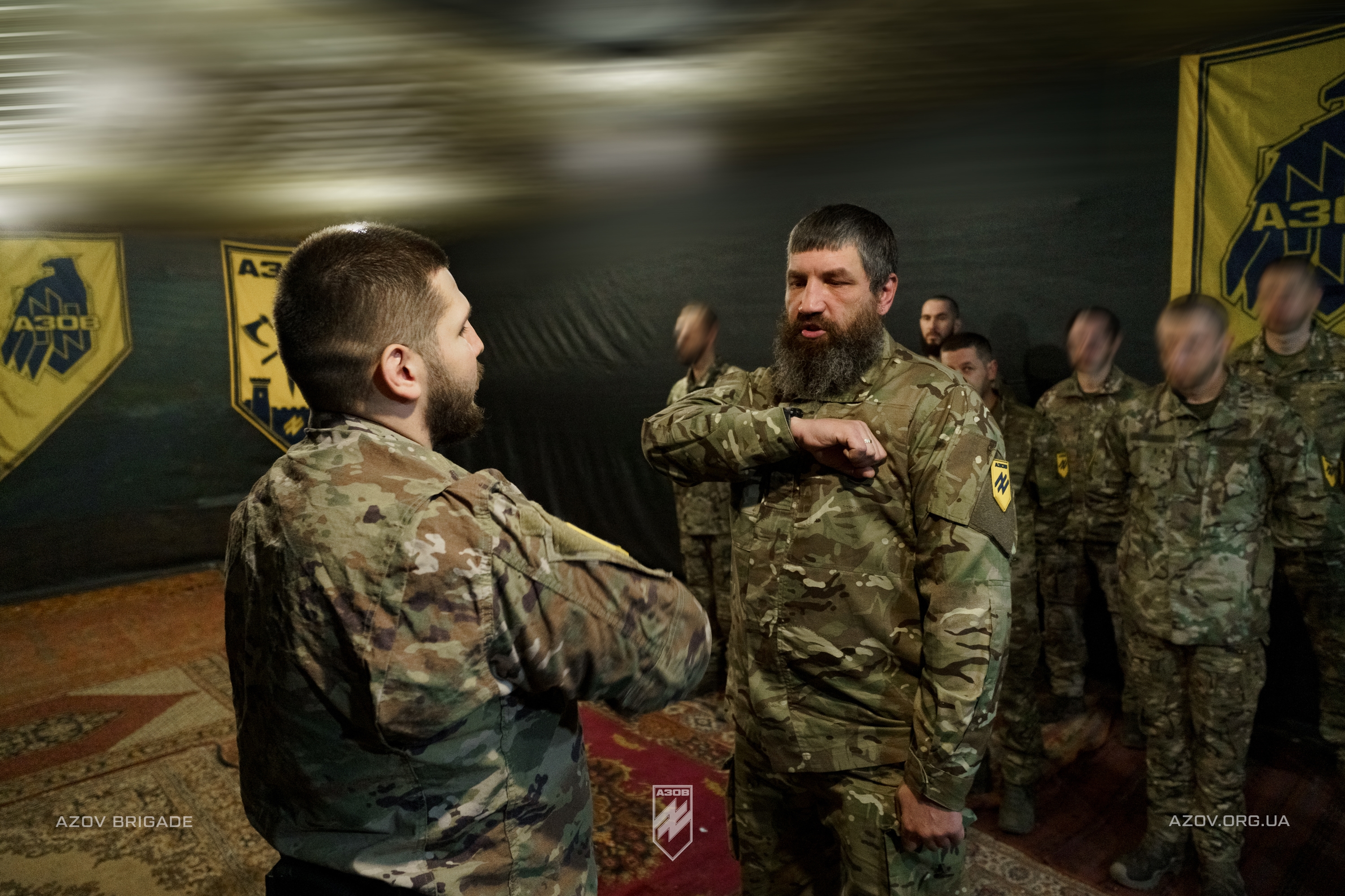 командир батальйону сил підтримки 12-ї бригади «азов» друг «вій» вручив бійцям батальйонні та бригадні шеврони