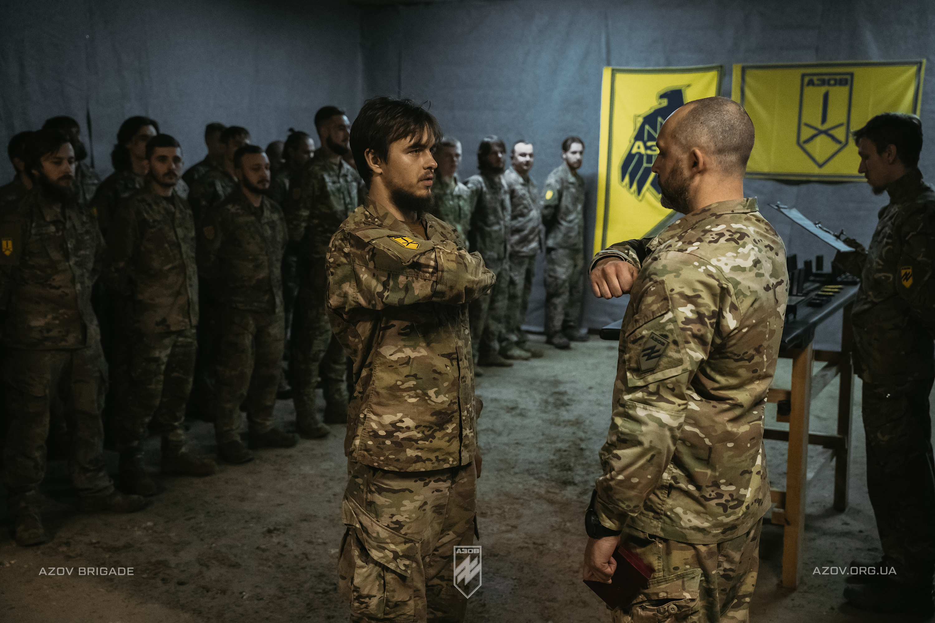 Бійці 1 батальйону 12-ї бригади «Азов» отримали шеврони і відзнаки.