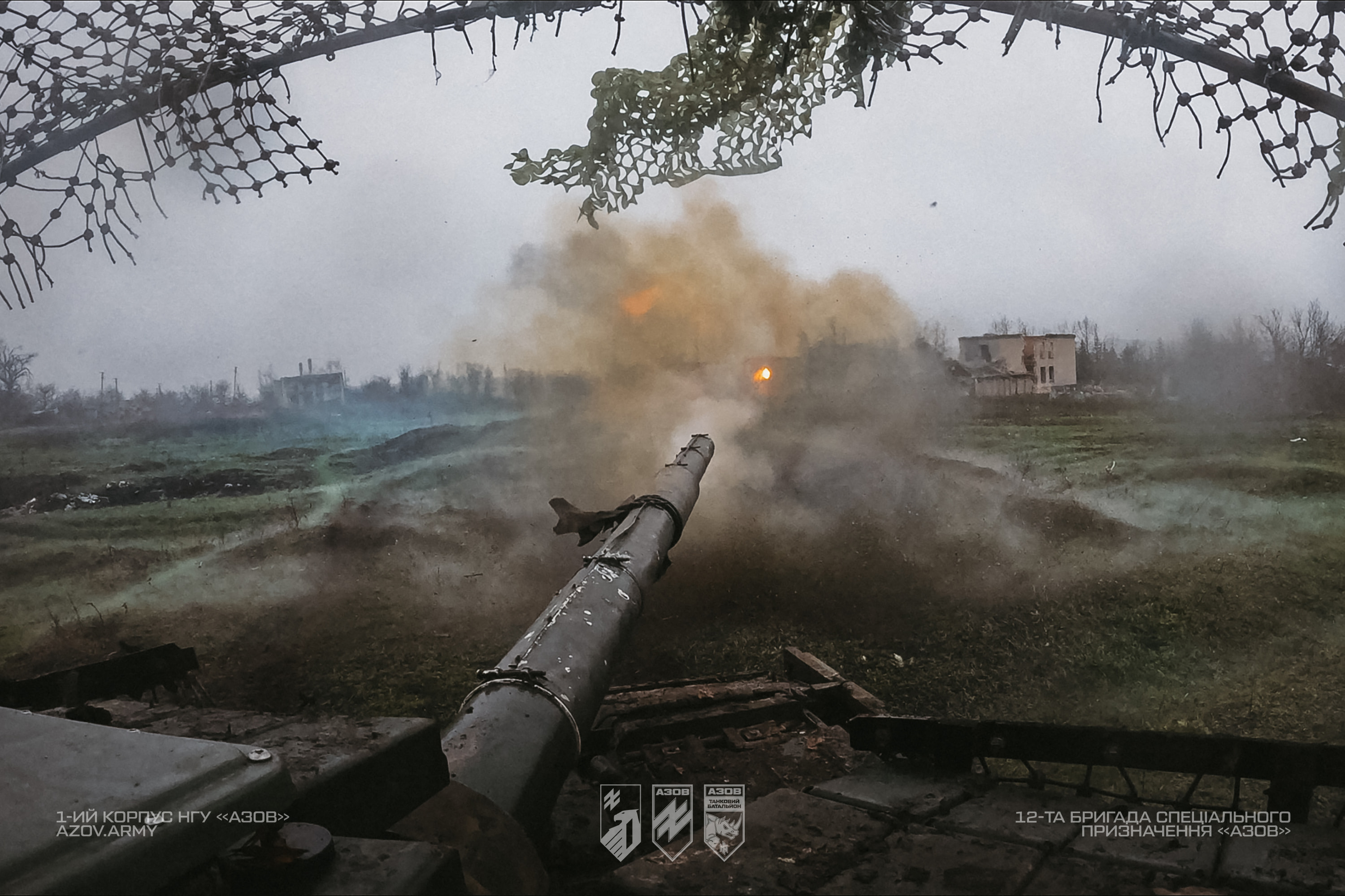 Постріл із гармати по ворожих позиціях