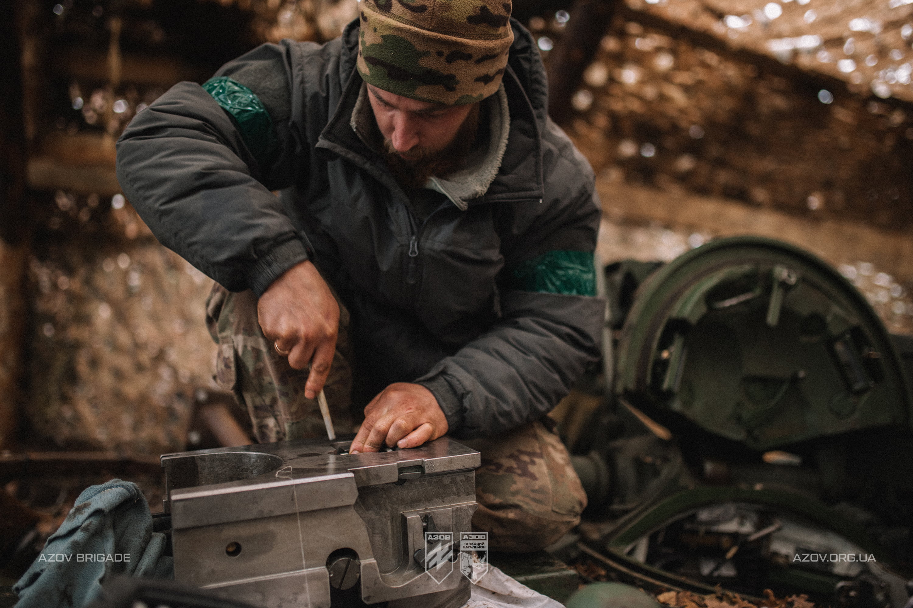 Боєць проводить технічне обслуговування артилерійського обладнання