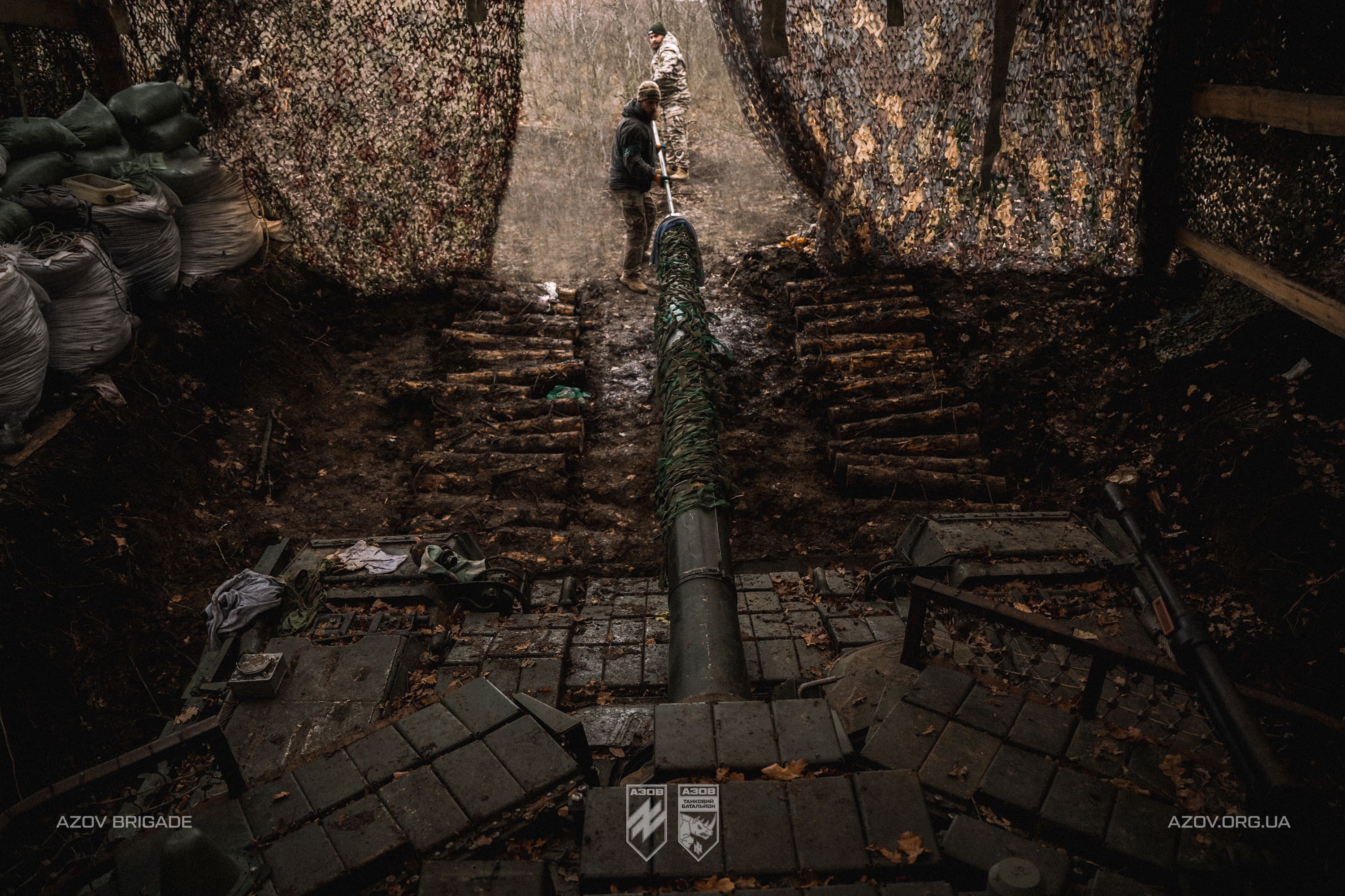 Артилерійська позиція з укриттям та маскувальною сіткою