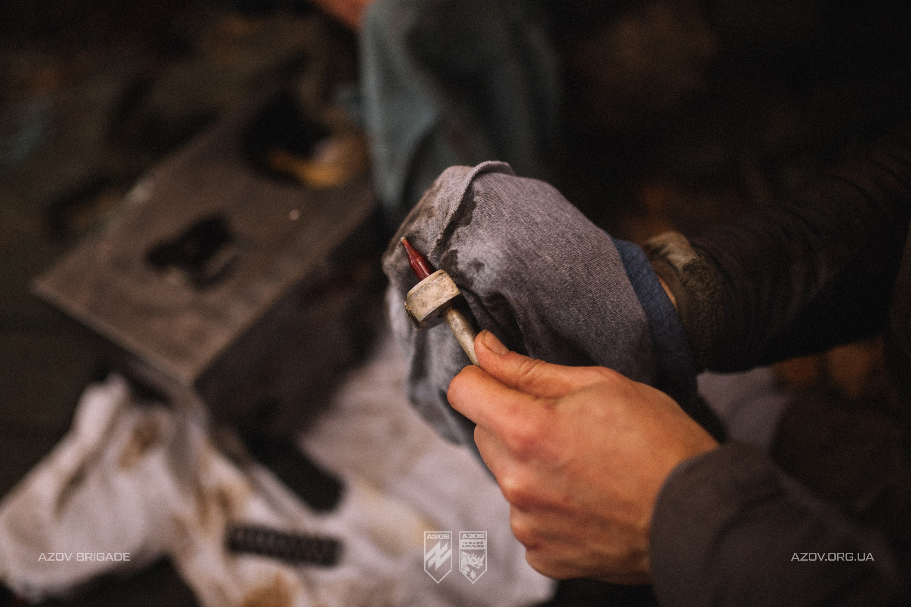 Боєць готує артилерійський боєприпас перед заряджанням