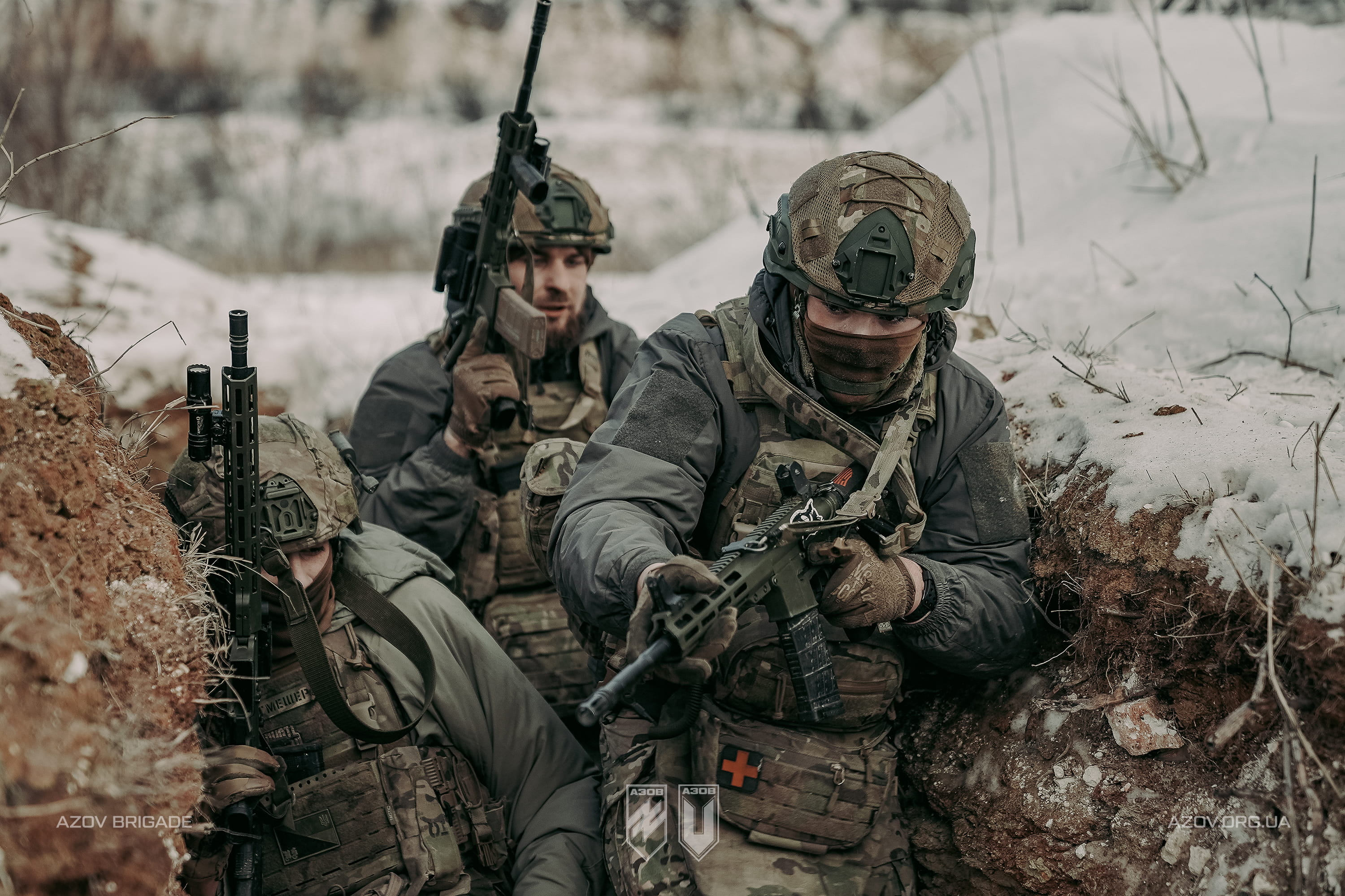 Двоє військових у траншеї з автоматами під час бойового чергування