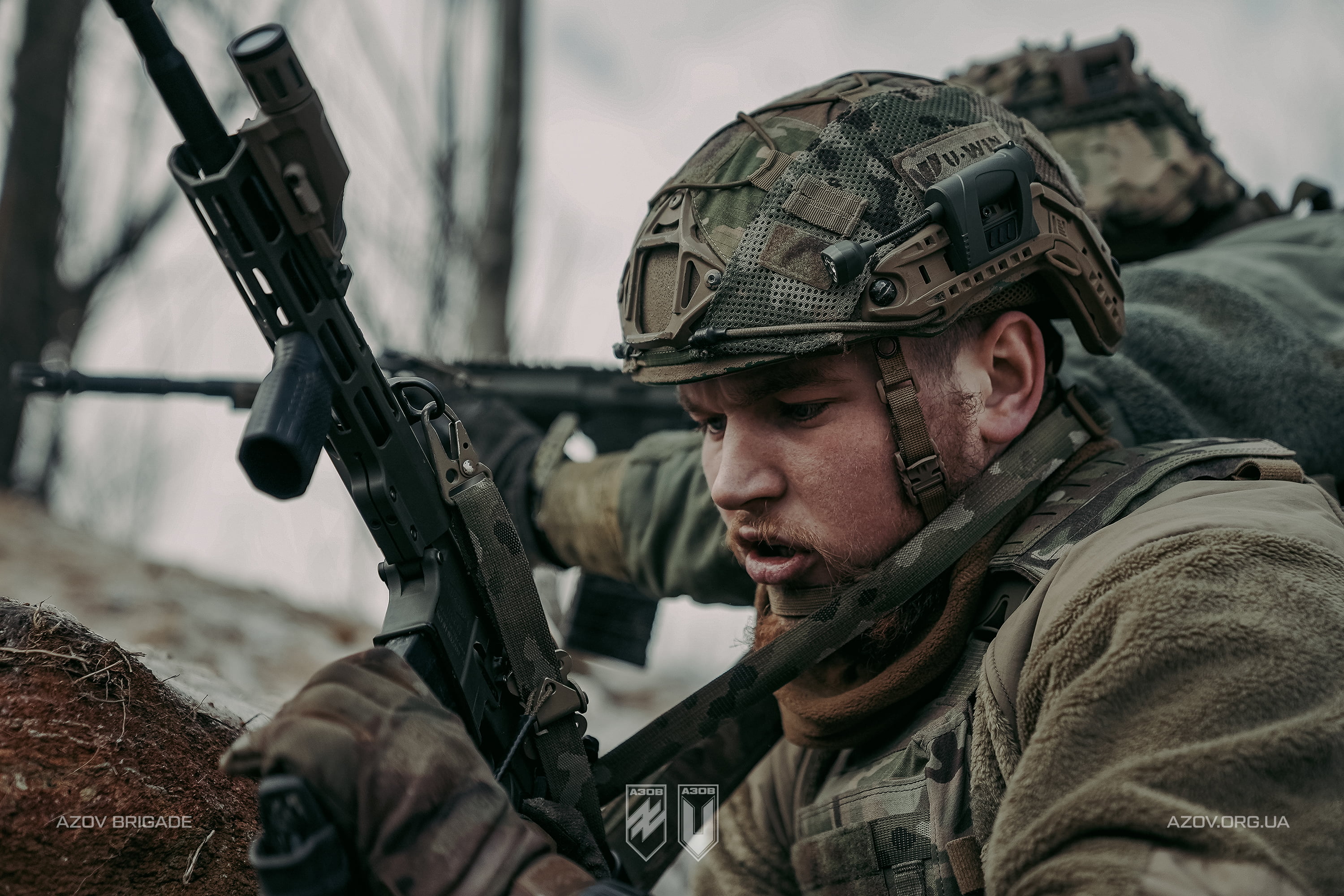 Боєць у траншеї з автоматом під час зимового бою