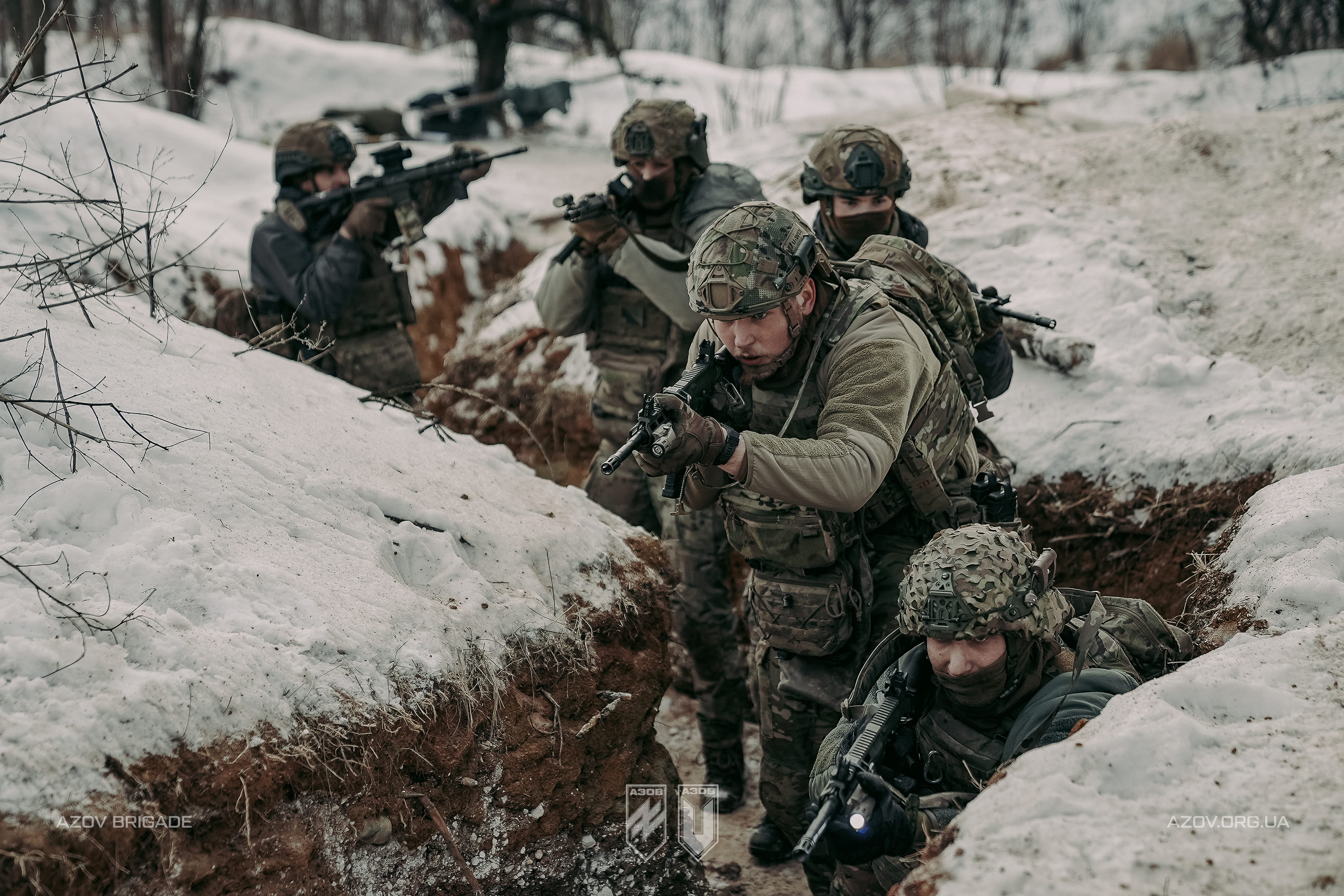 Група бійців у траншеї під час виконання бойового завдання взимку