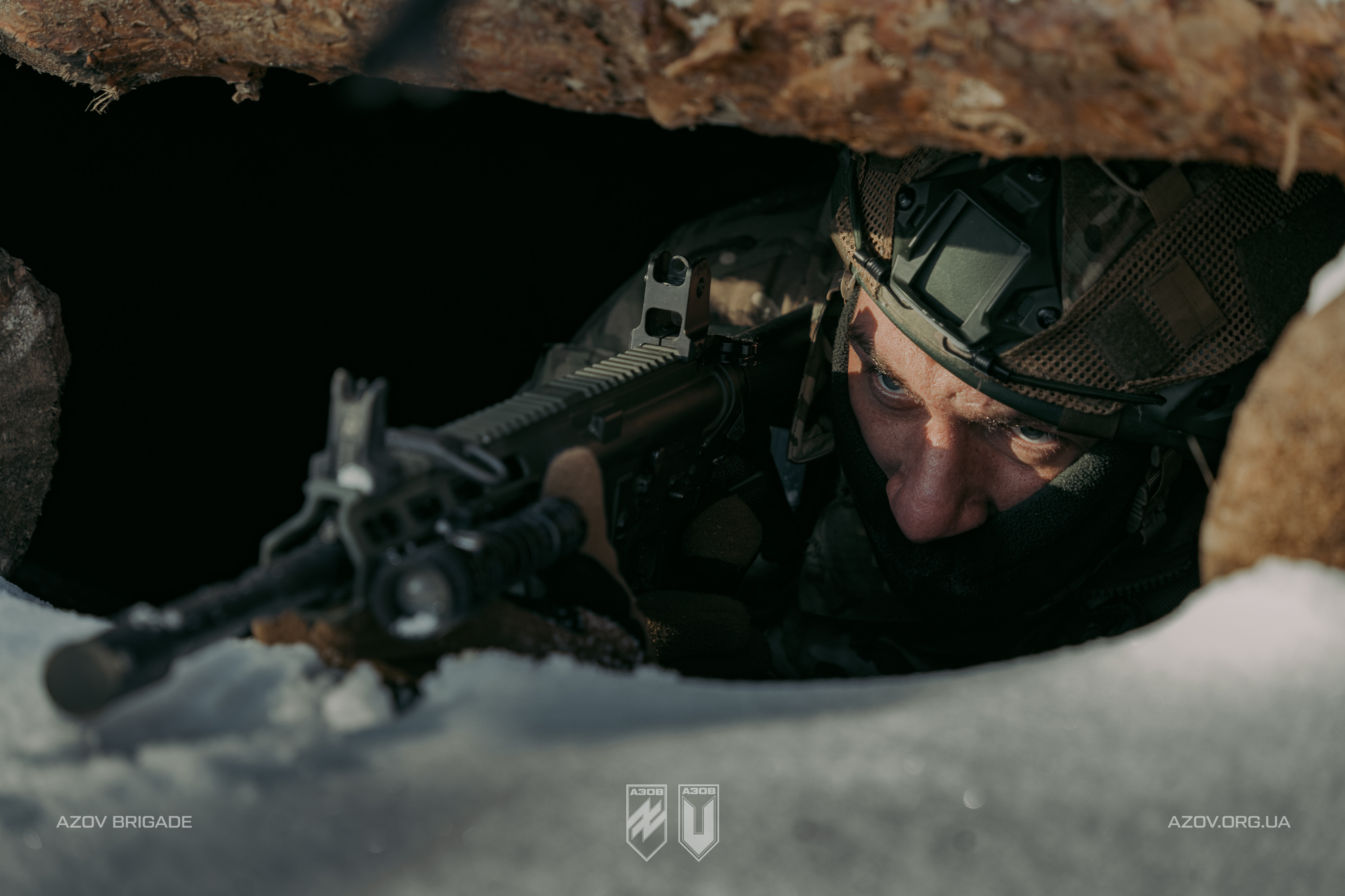 Військовий веде спостереження з укриття в окопі