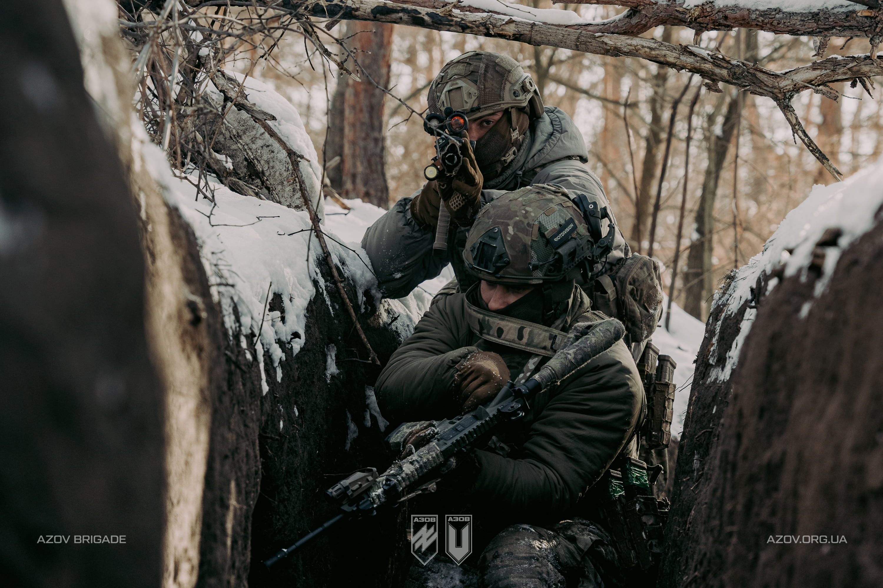 Бійці в окопі під час активних дій у зимових умовах