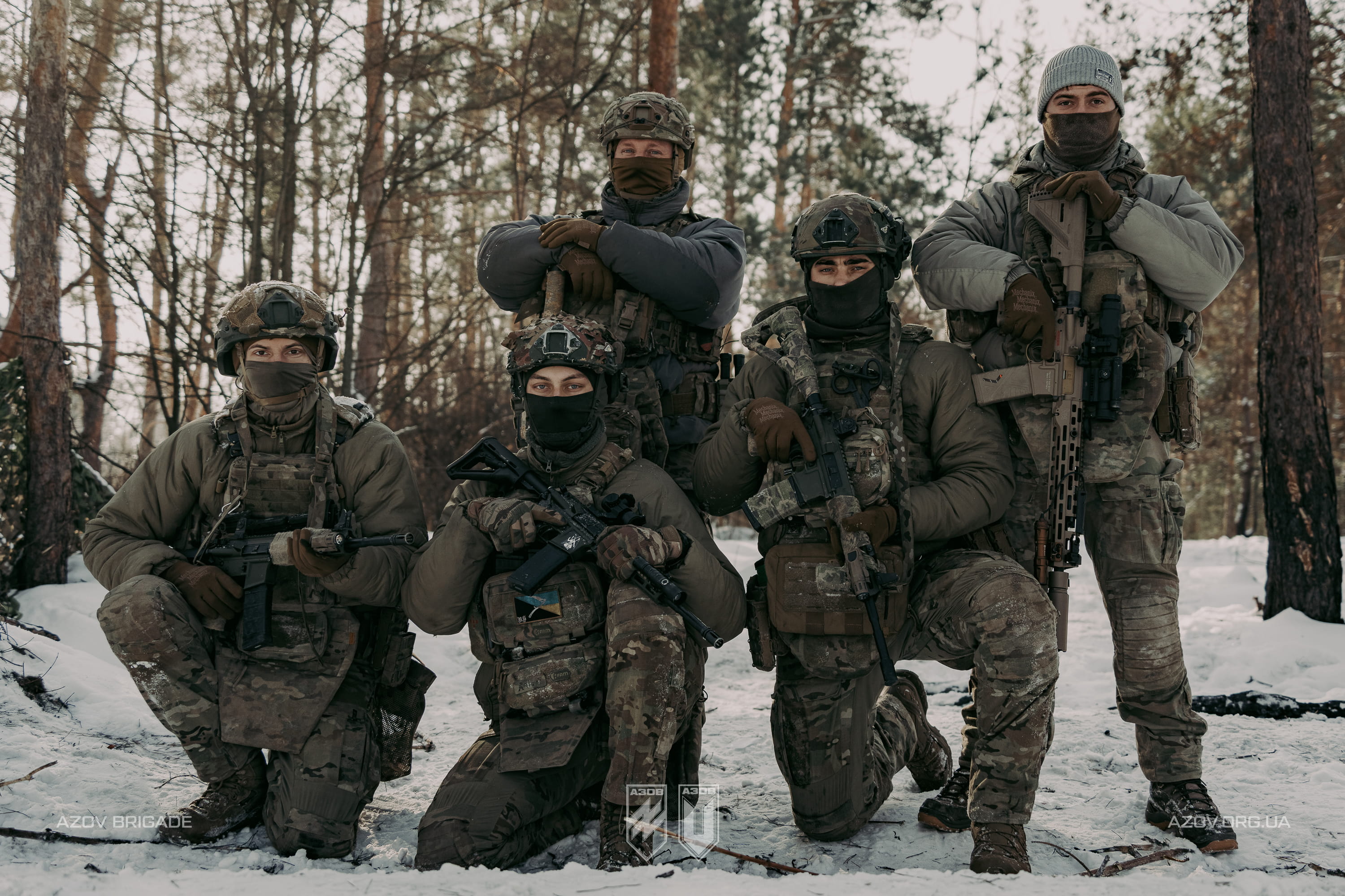 Групове фото військовослужбовців бригади «Азов» у зимовому лісі