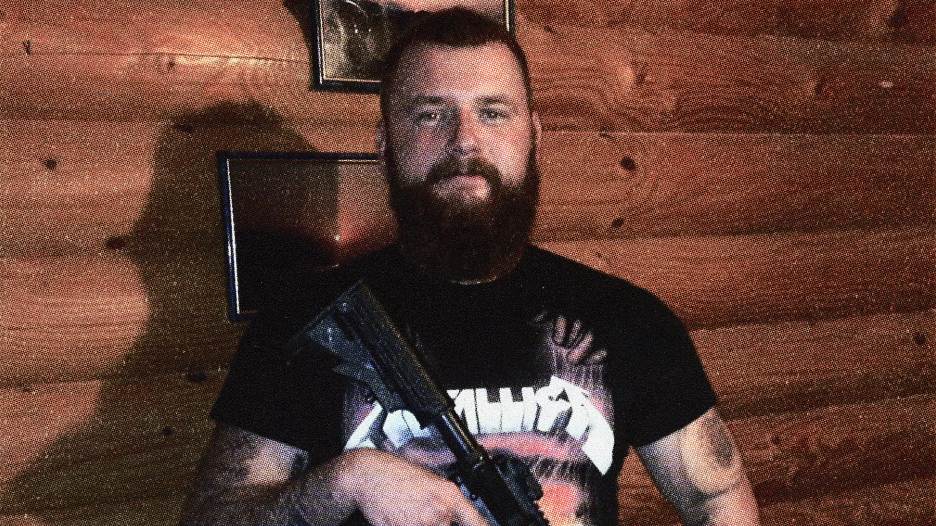 Архівне фото військового з автоматом у приміщенні