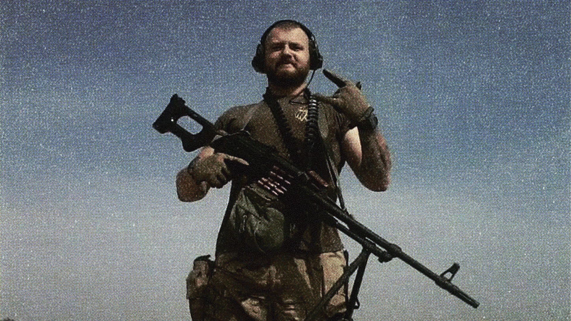 Військовослужбовець з автоматом на відкритій місцевості під час служби