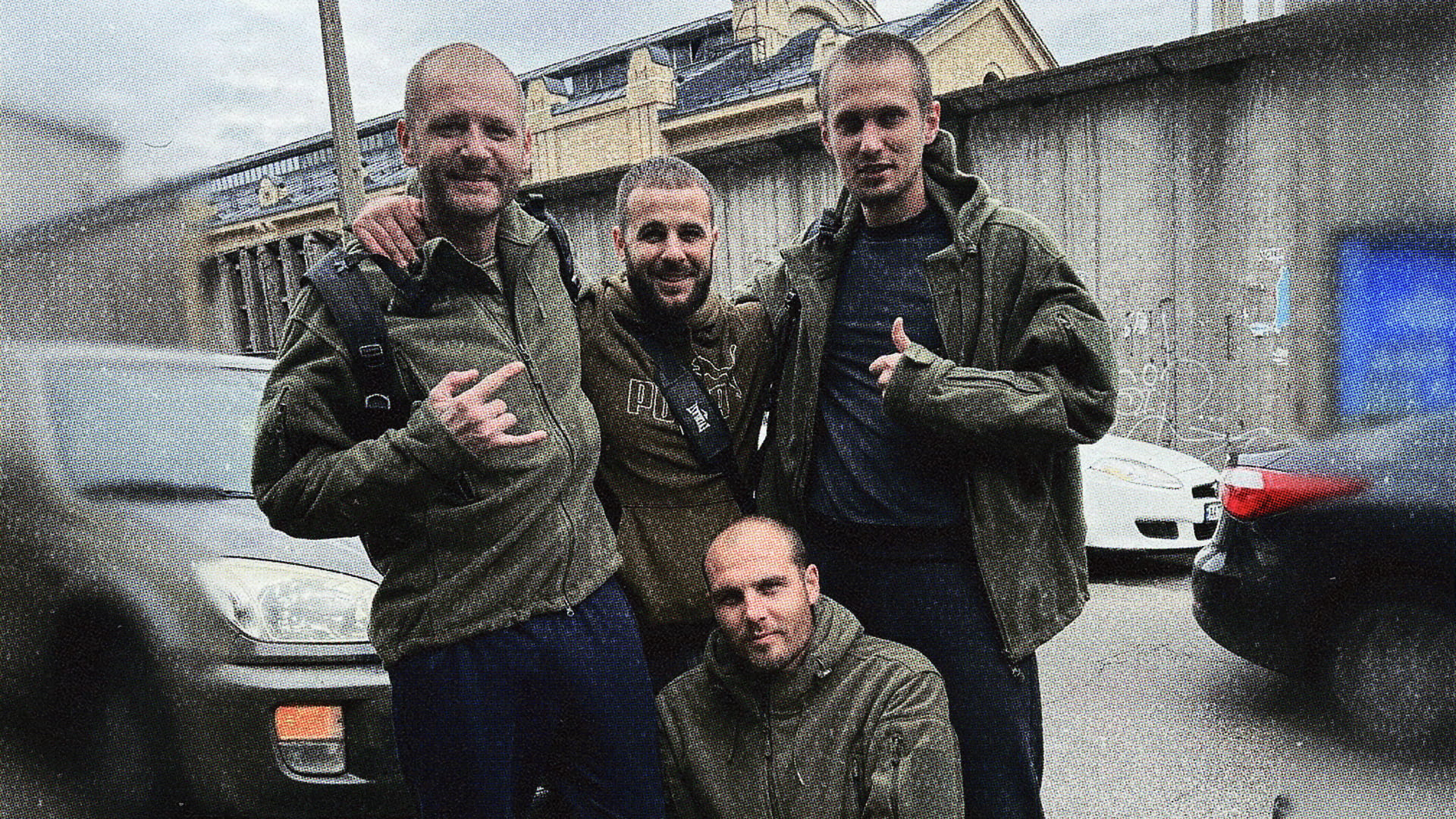 Групове фото військових разом у міському середовищі