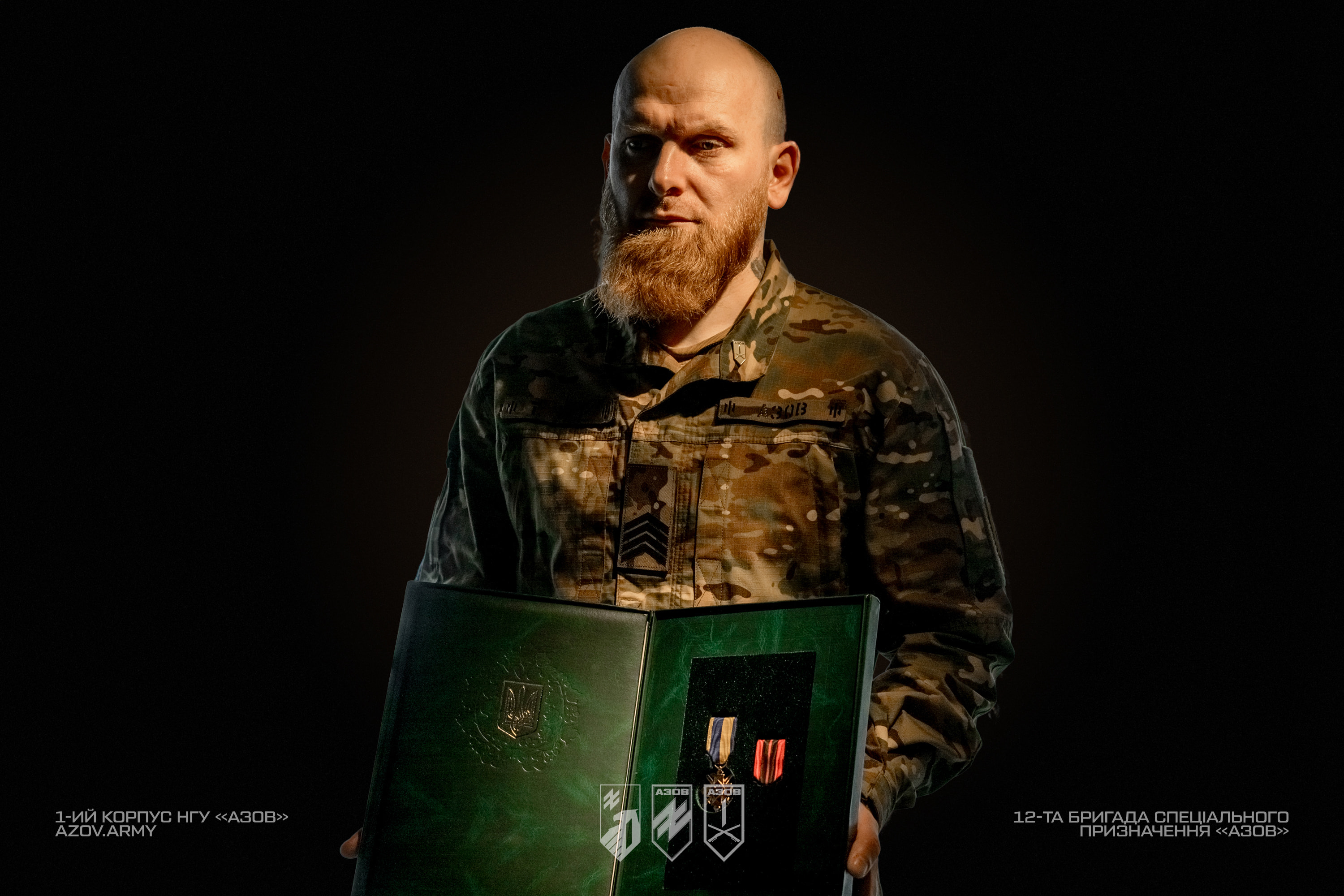 Український військовослужбовець тримає футляр із державними нагородами України