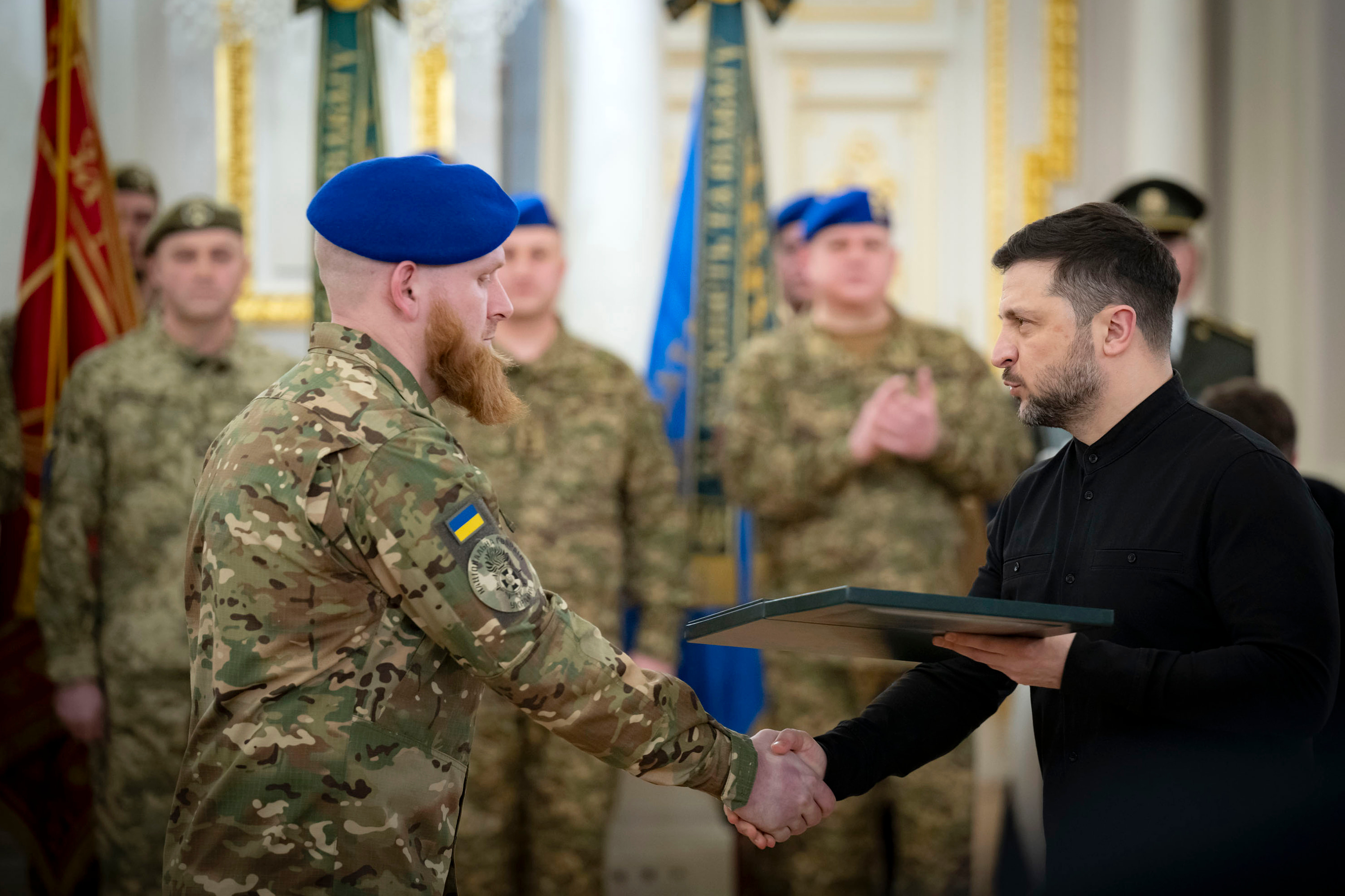 Президент України вручає державну нагороду українському військовослужбовцю під час офіційної церемонії