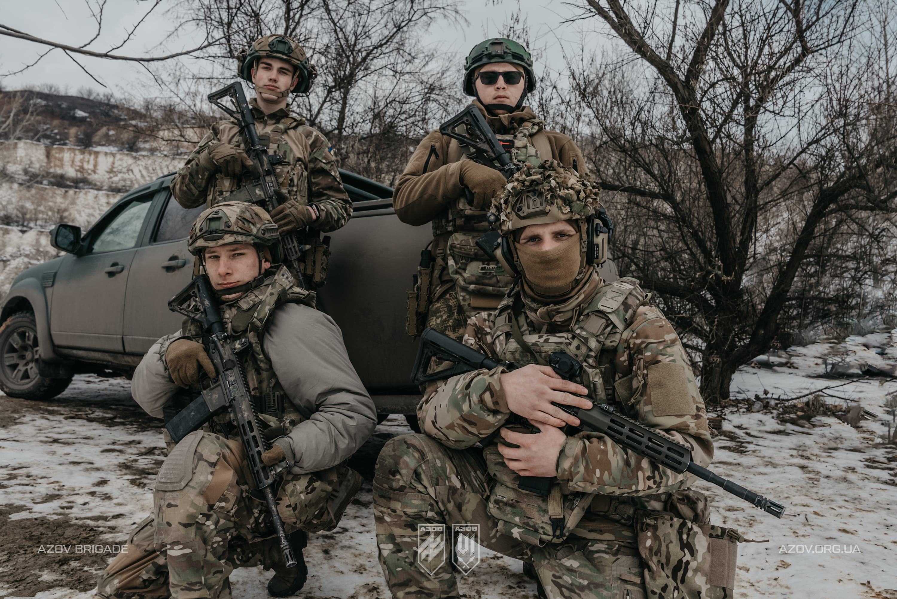 Групове фото бійців підрозділу з озброєнням та технікою