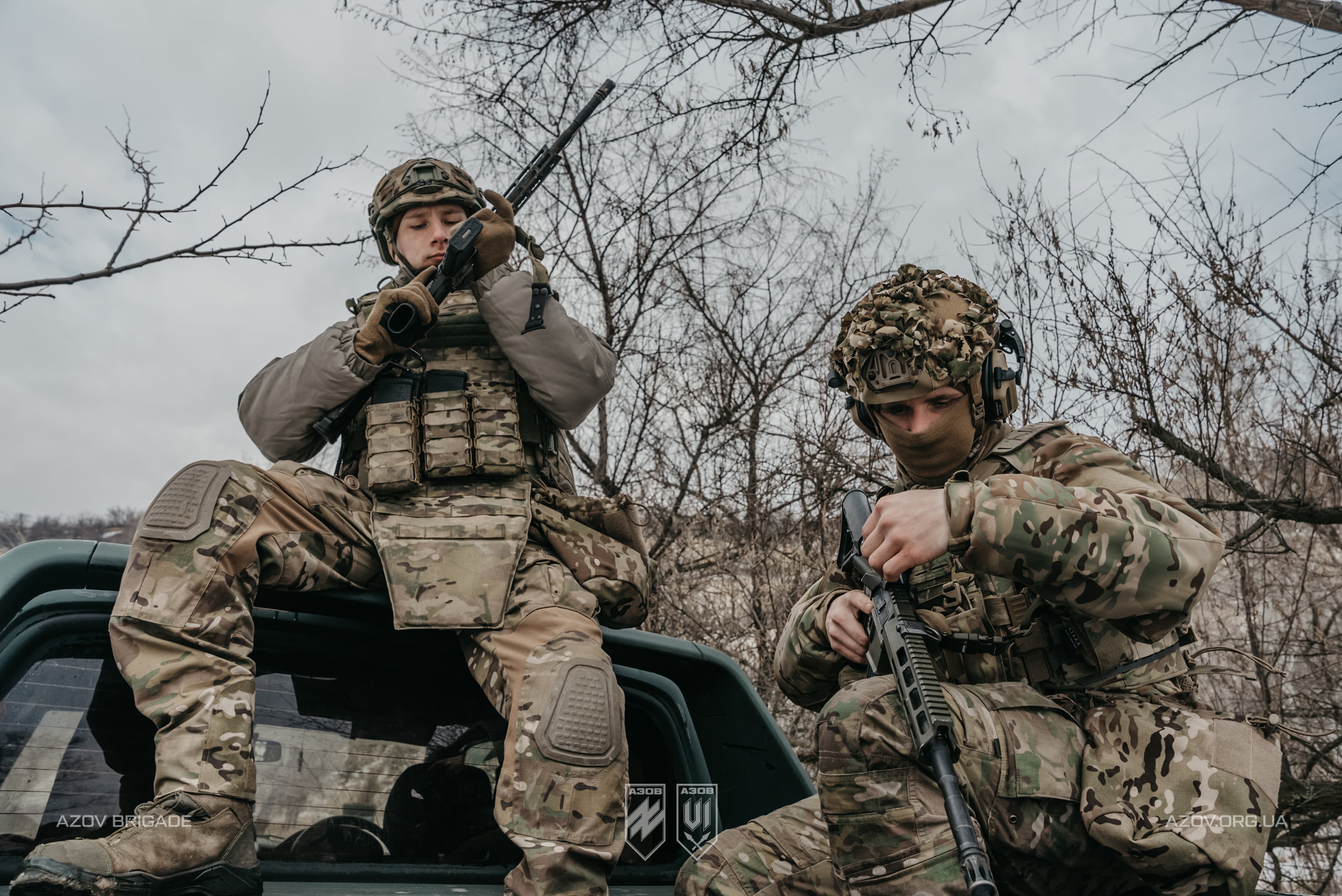 Бійці підрозділу на позиції біля автомобіля перед тренуванням