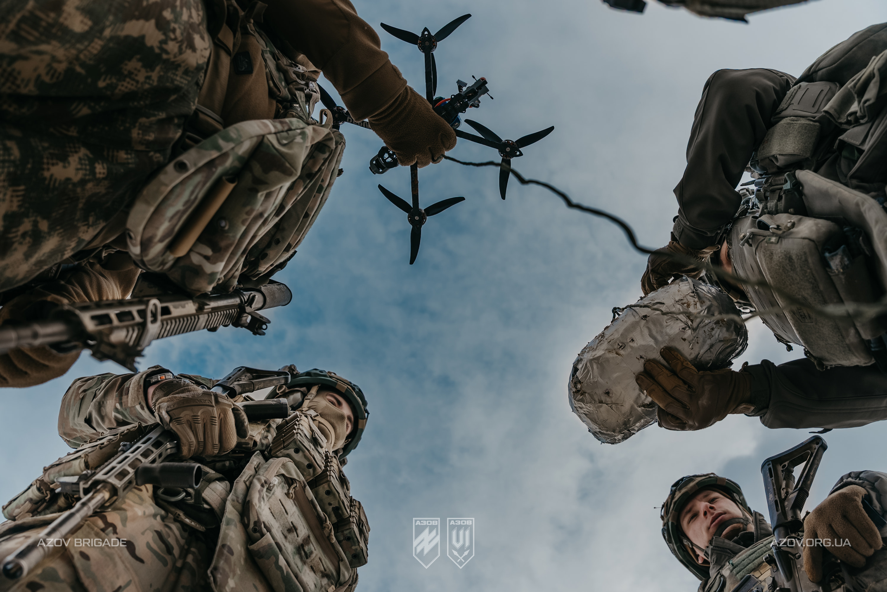 Бійці координують запуск FPV-дрона та підготовку спорядження