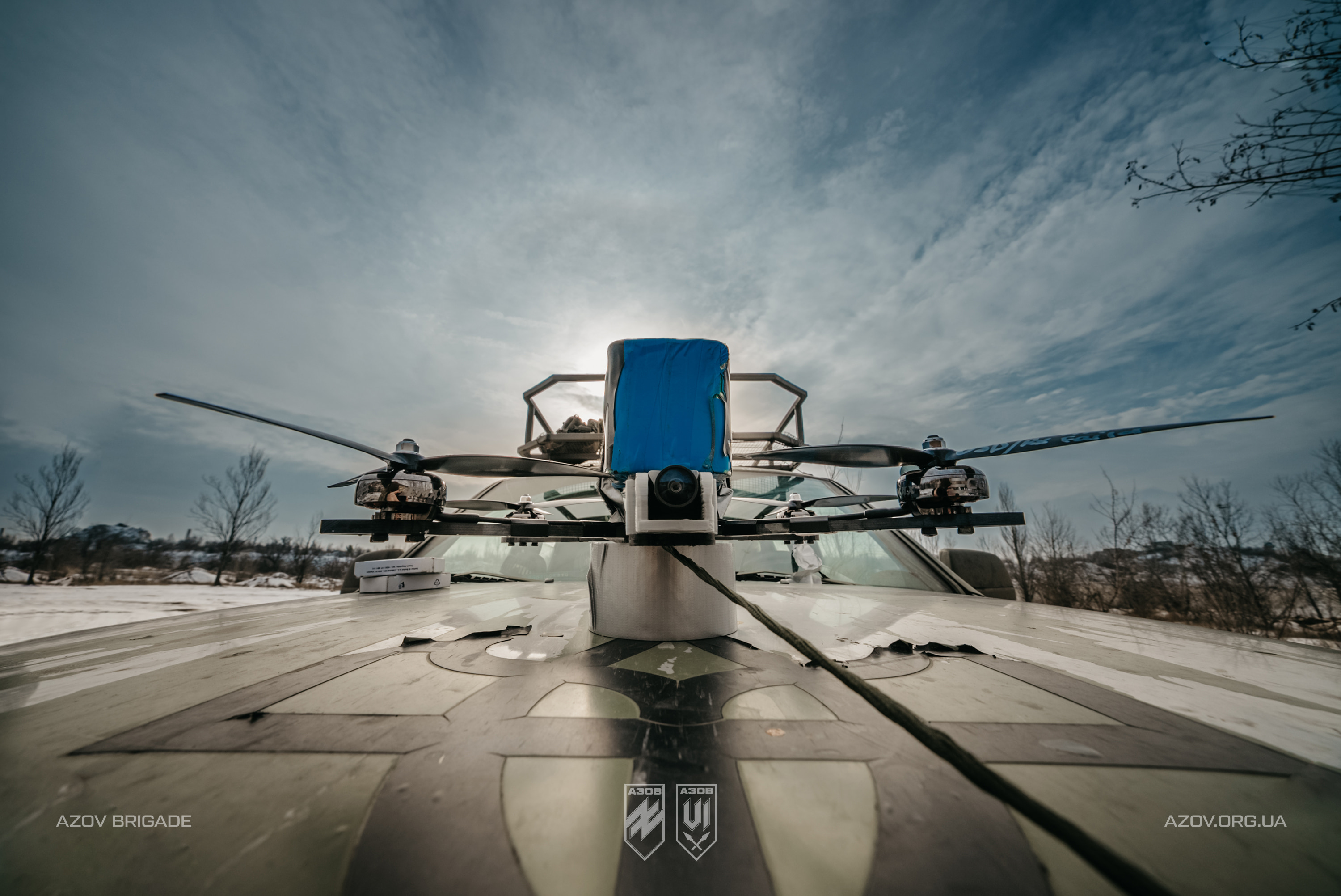 Бійці підрозділу на позиції біля автомобіля перед виконанням завдання