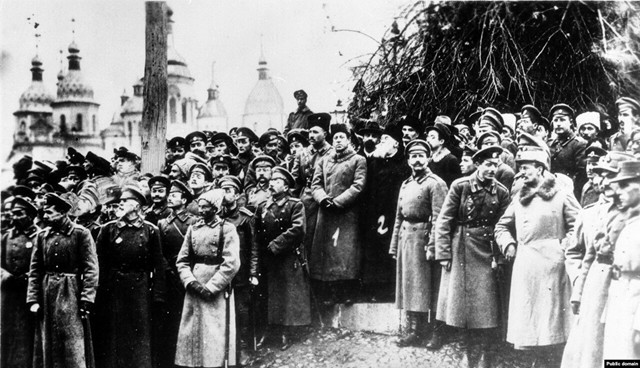 Проголошення УНР на Софійській площі в Києві. У центрі – Симон Петлюра, Михайло Грушевський, Володимир Винниченко. 1917 рік