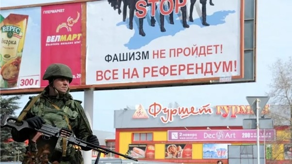 Російський військовий без знаків розрізнення на фоні агітації за референдум